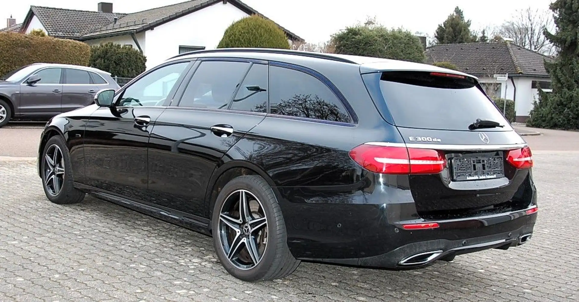 Mercedes-Benz E 300 de T AMG Panorama Distronic Night Paket Noir - 2