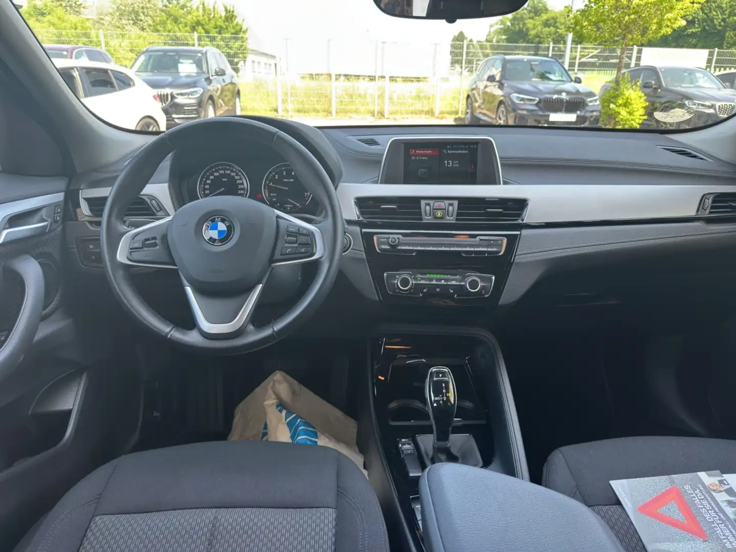 BMW X2 sDrive18i Automatik PDC hi. SH LED 17 Schwarz - 2