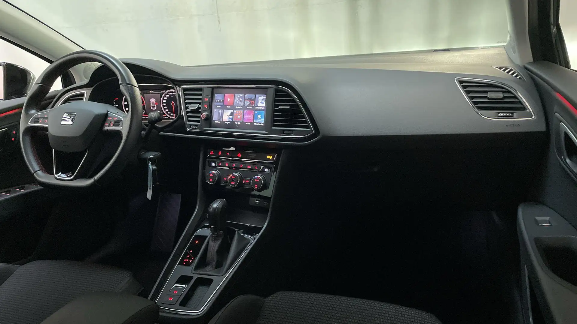SEAT Leon 1.4 EcoTSI 150pk DSG FR Business Intense Virtual C Zwart - 2