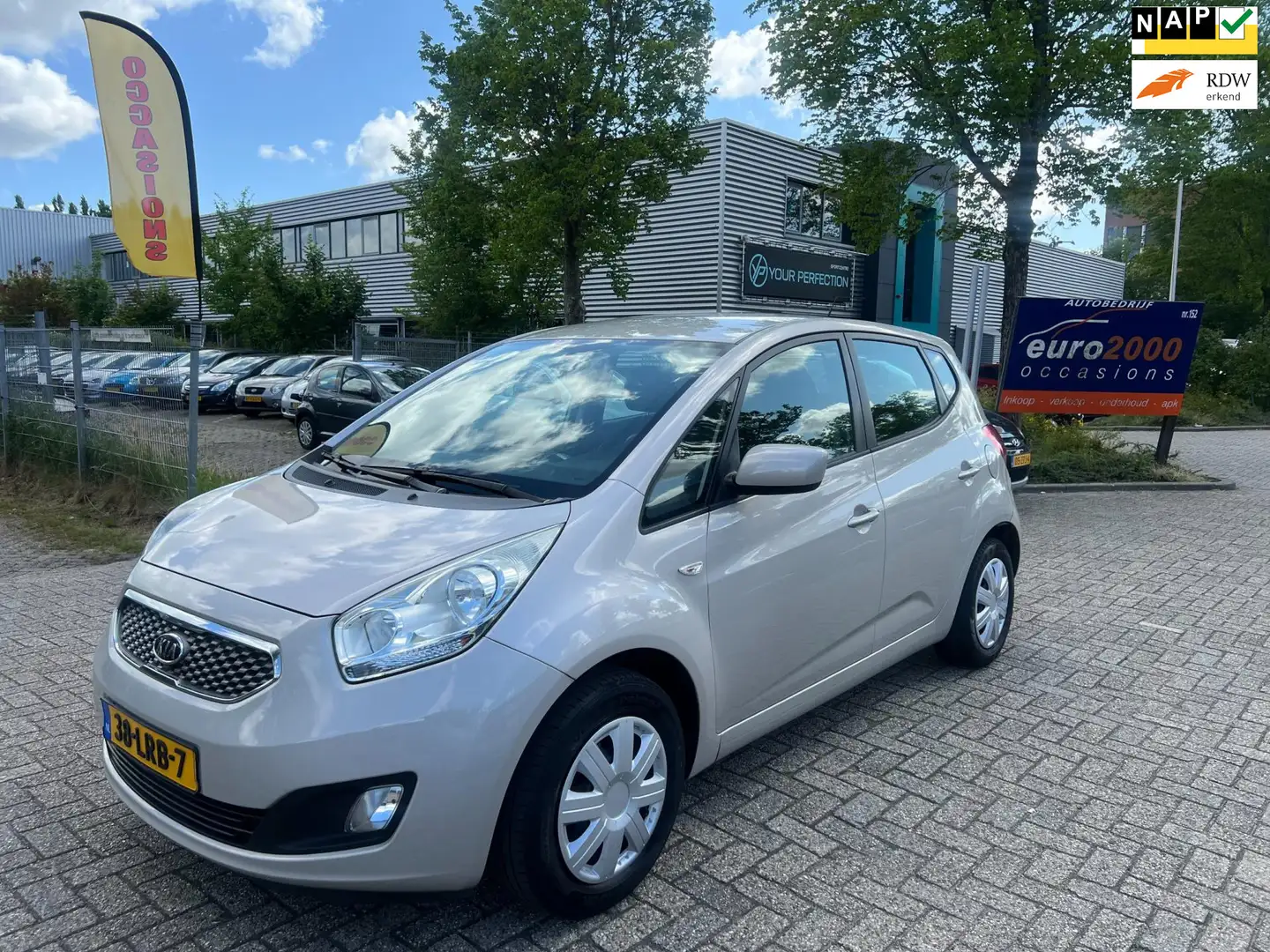 Kia Venga 1.4 CVVT X-tra - AIRCO - PARKEERSENS - NIEUWE APK Grijs - 1