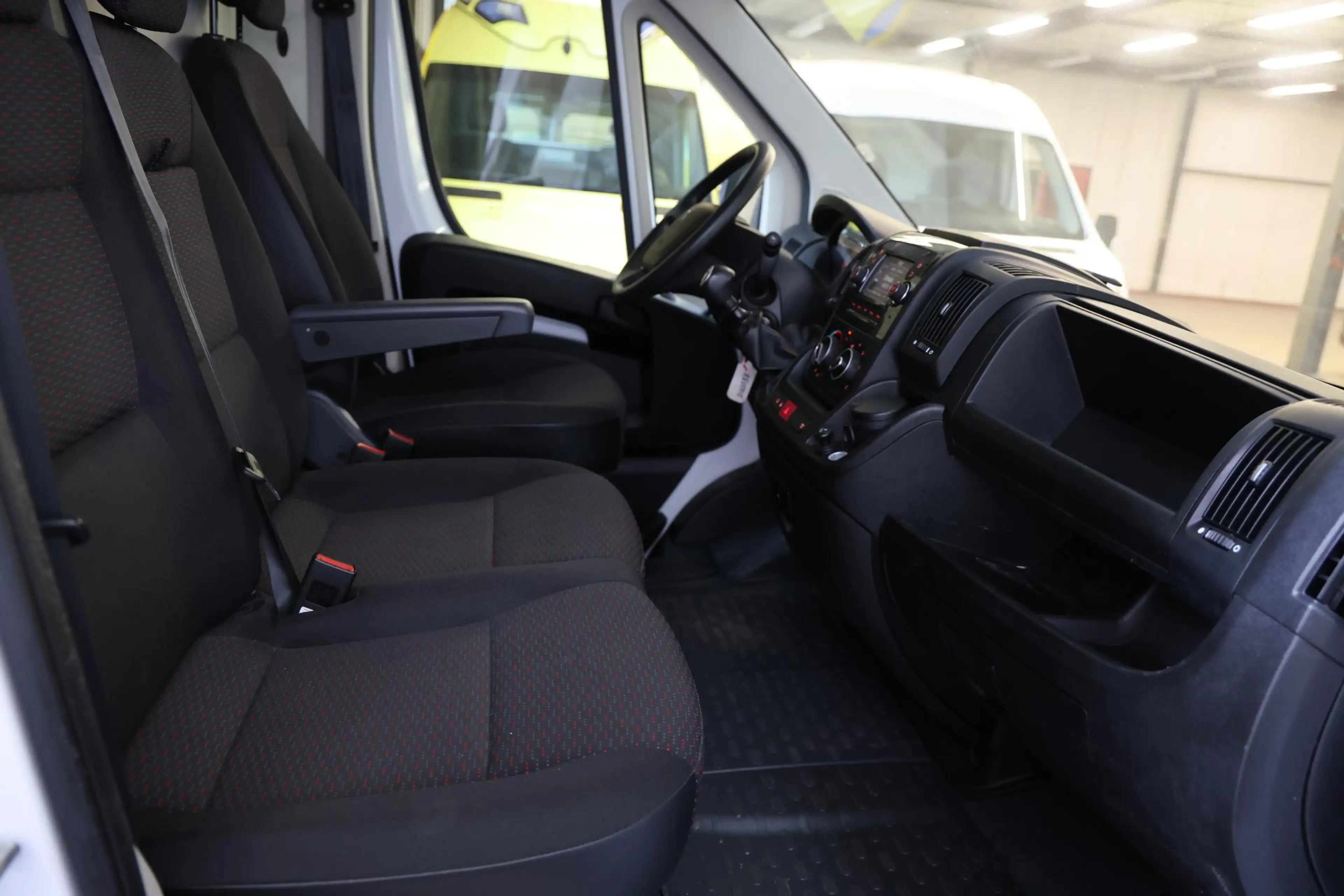 Peugeot Boxer 2.2 BlueHDi 140 L4H2 HEAVY DUTY — photo 15