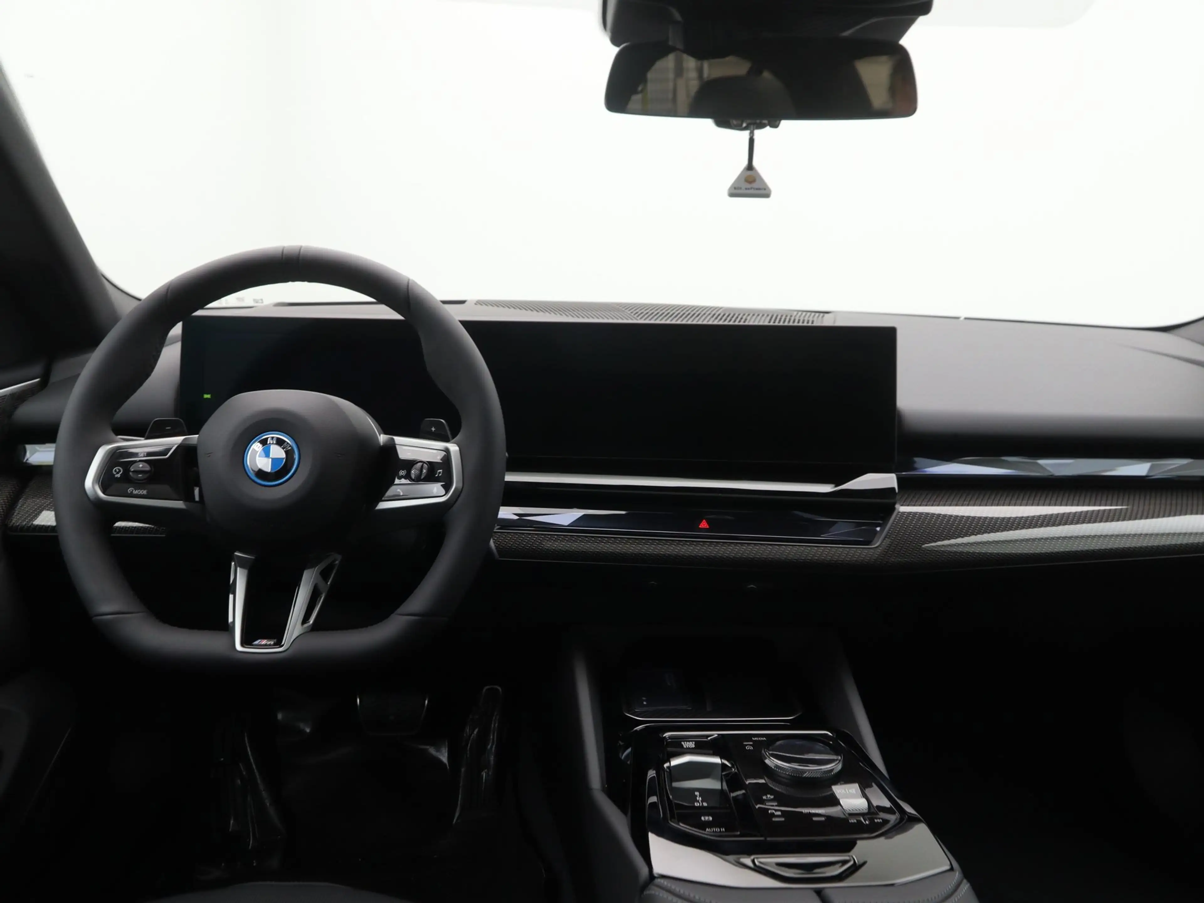BMW 550 5 Serie 550e xDrive Sedan M-Sport — photo 13