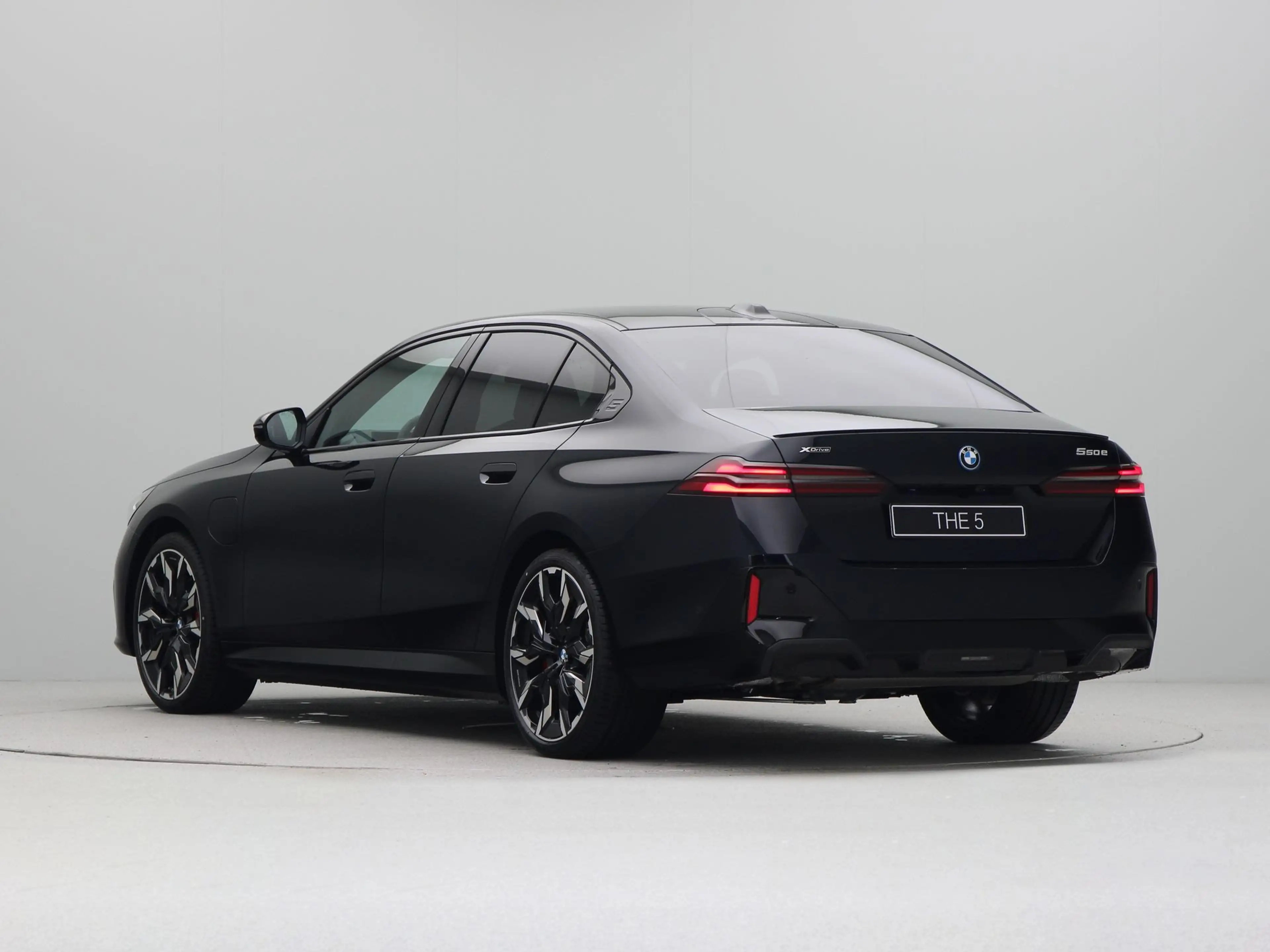 BMW 550 5 Serie 550e xDrive Sedan M-Sport — photo 11