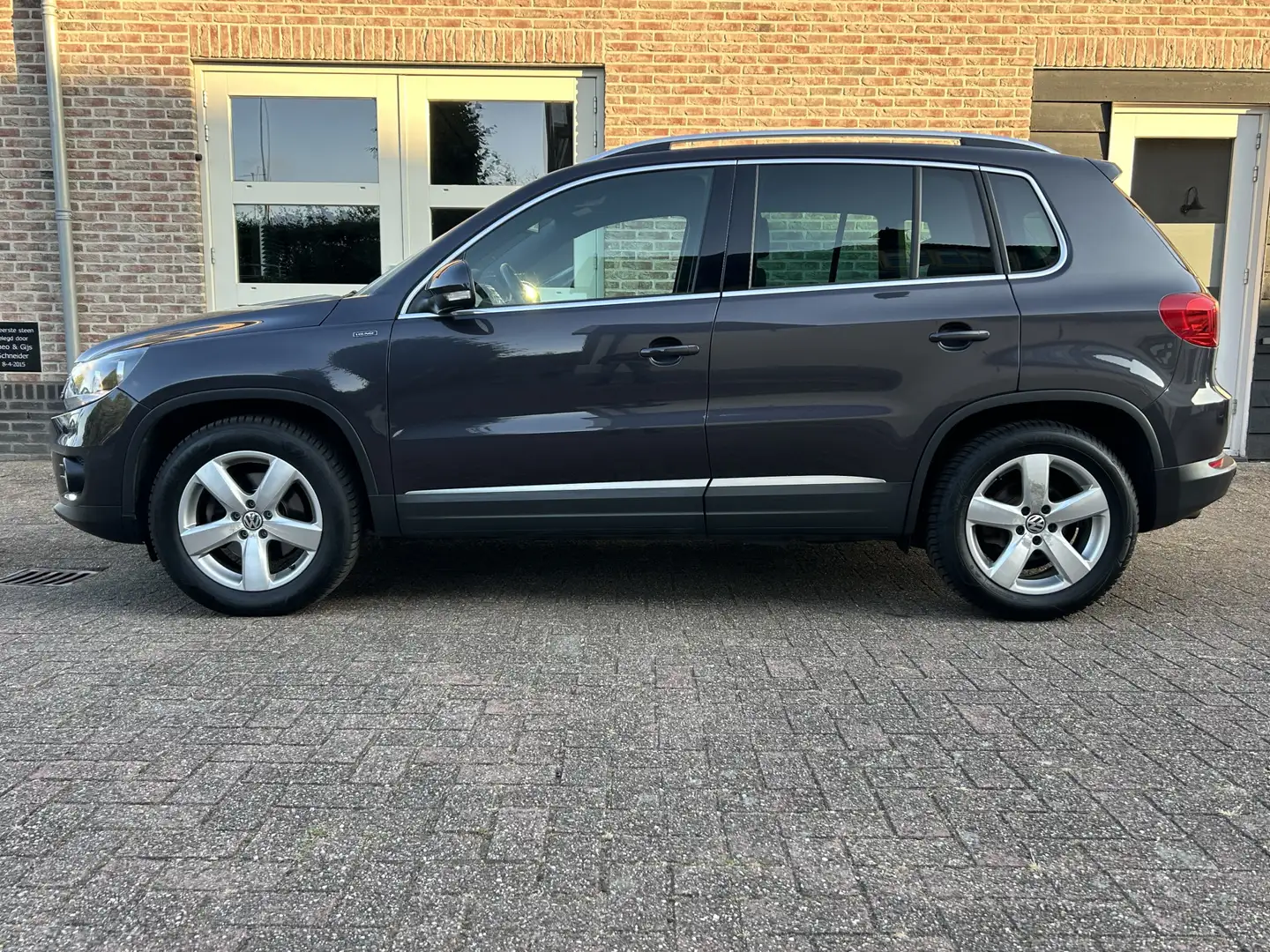 Volkswagen Tiguan 1.4 TSI 150PK Aut. Lounge Trekhaak Navi Camera O.H Grijs - 2