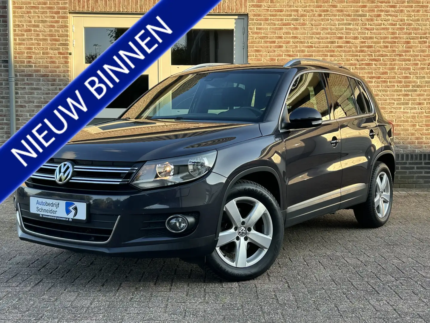 Volkswagen Tiguan 1.4 TSI 150PK Aut. Lounge Trekhaak Navi Camera O.H Grijs - 1