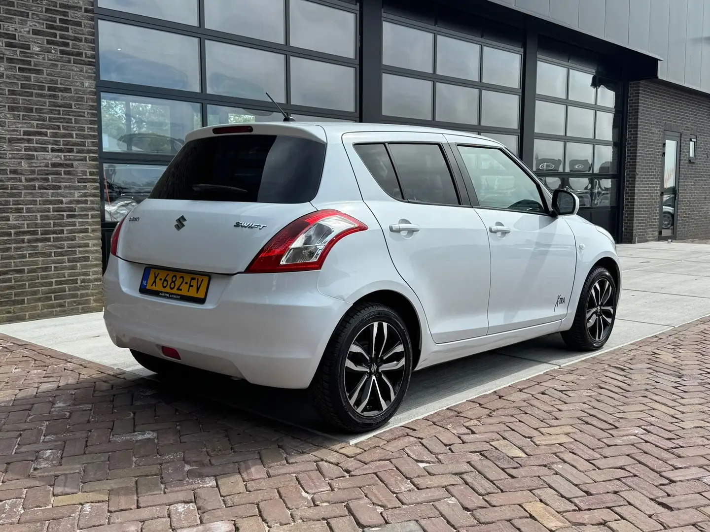 Suzuki Swift 1.2 Dynamic EASSS | Airco | Cruise | 1/2 Leer | Wit - 2