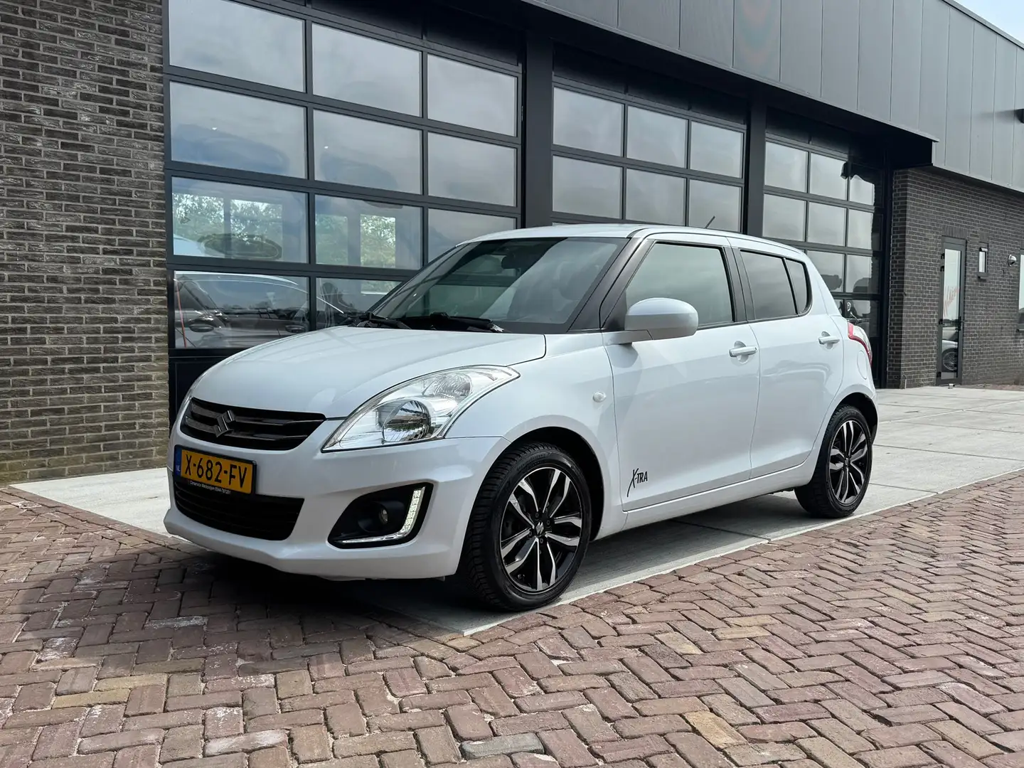 Suzuki Swift 1.2 Dynamic EASSS | Airco | Cruise | 1/2 Leer | Wit - 1