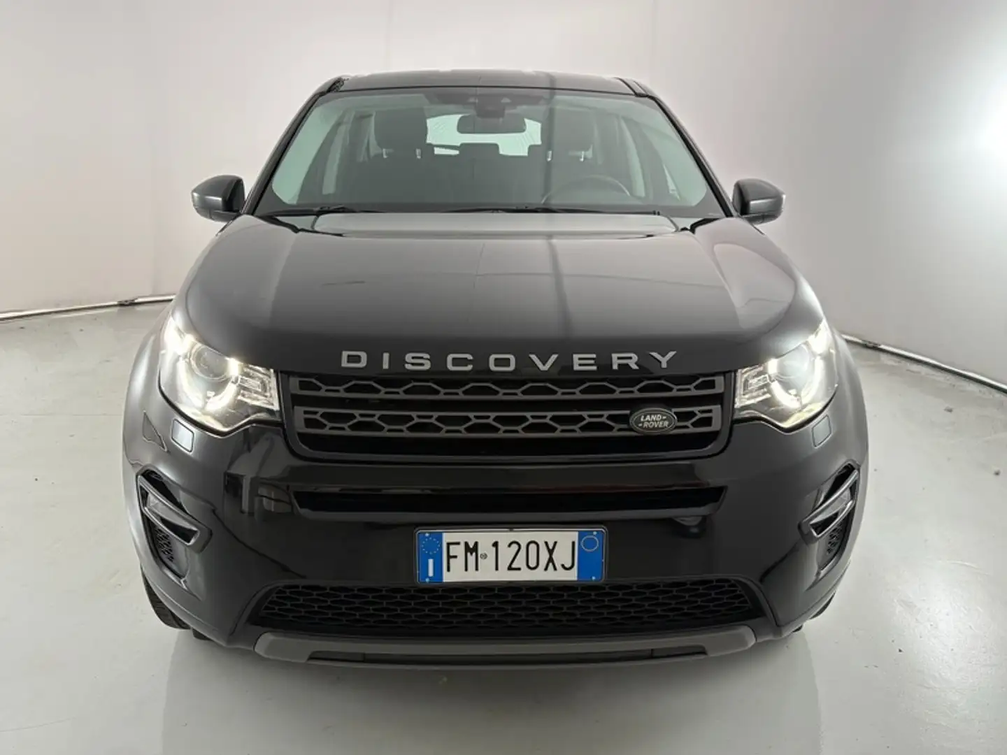 Land Rover Discovery Sport 2.0 TD4 SE Zwart - 2