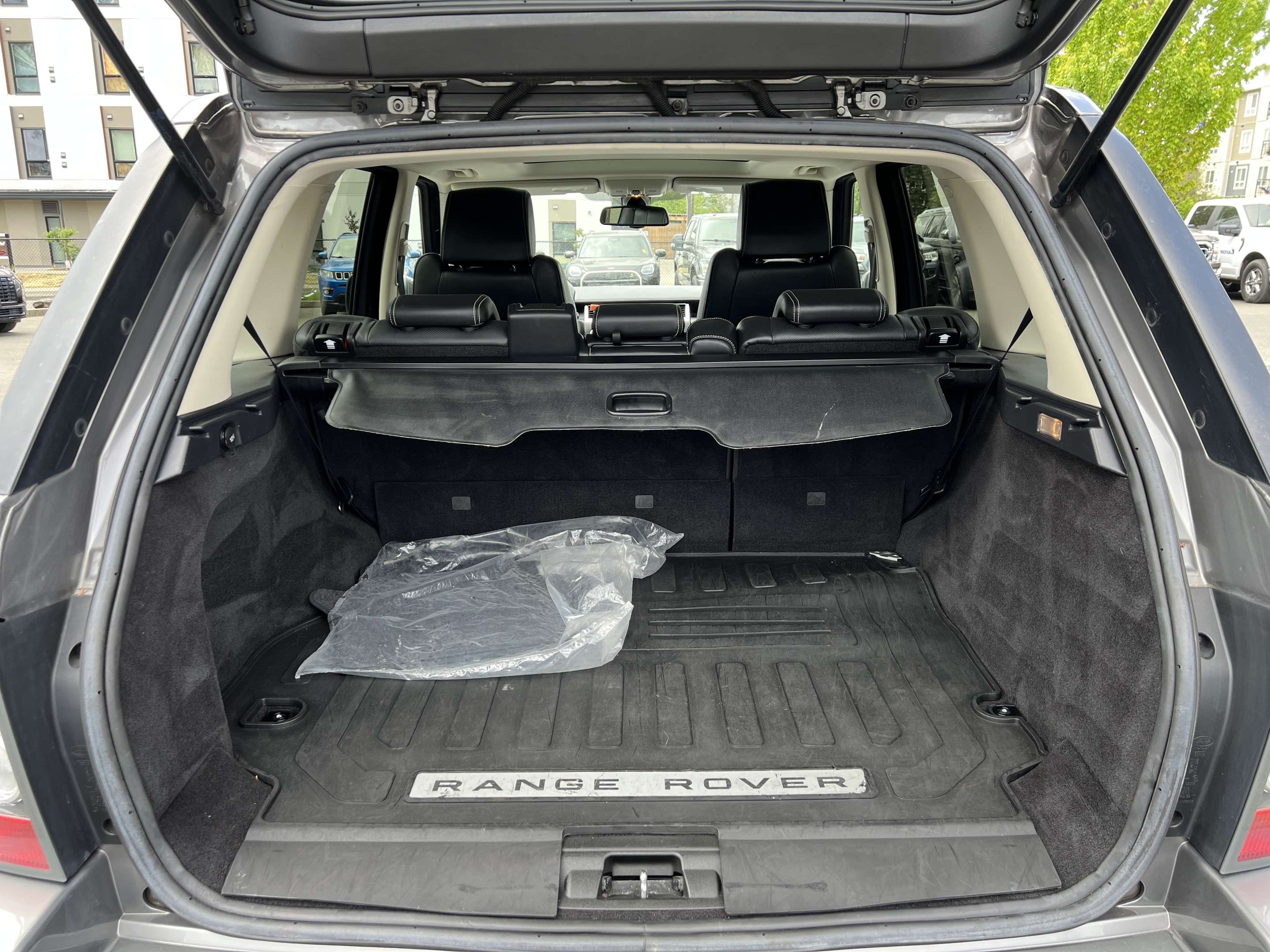 2011 Land Rover Range Rover Sport SC | Moonroof | Navigation | Dual Climate Control 5.0L 8 cyl thumb 8