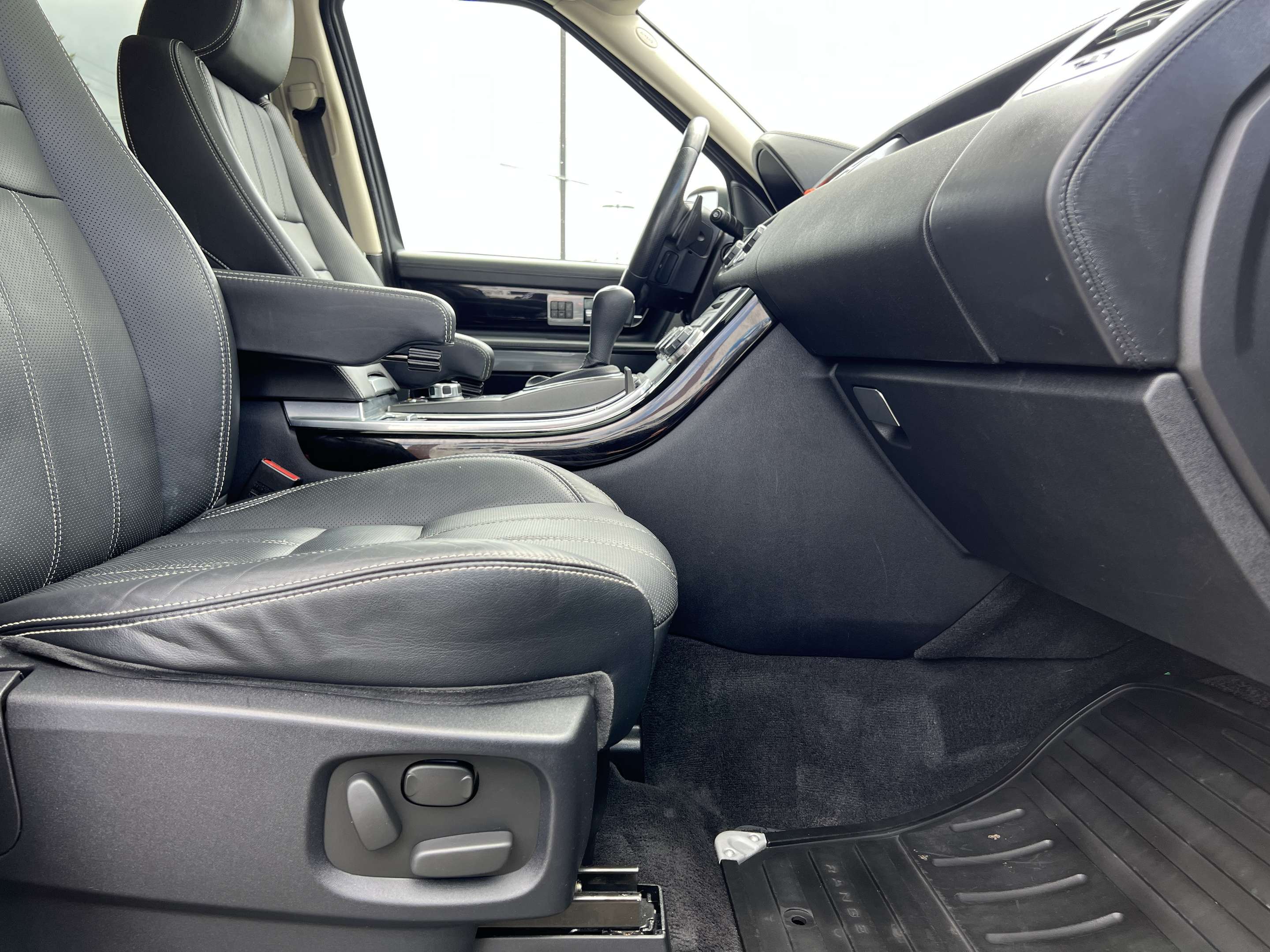 2011 Land Rover Range Rover Sport SC | Moonroof | Navigation | Dual Climate Control 5.0L 8 cyl thumb 25