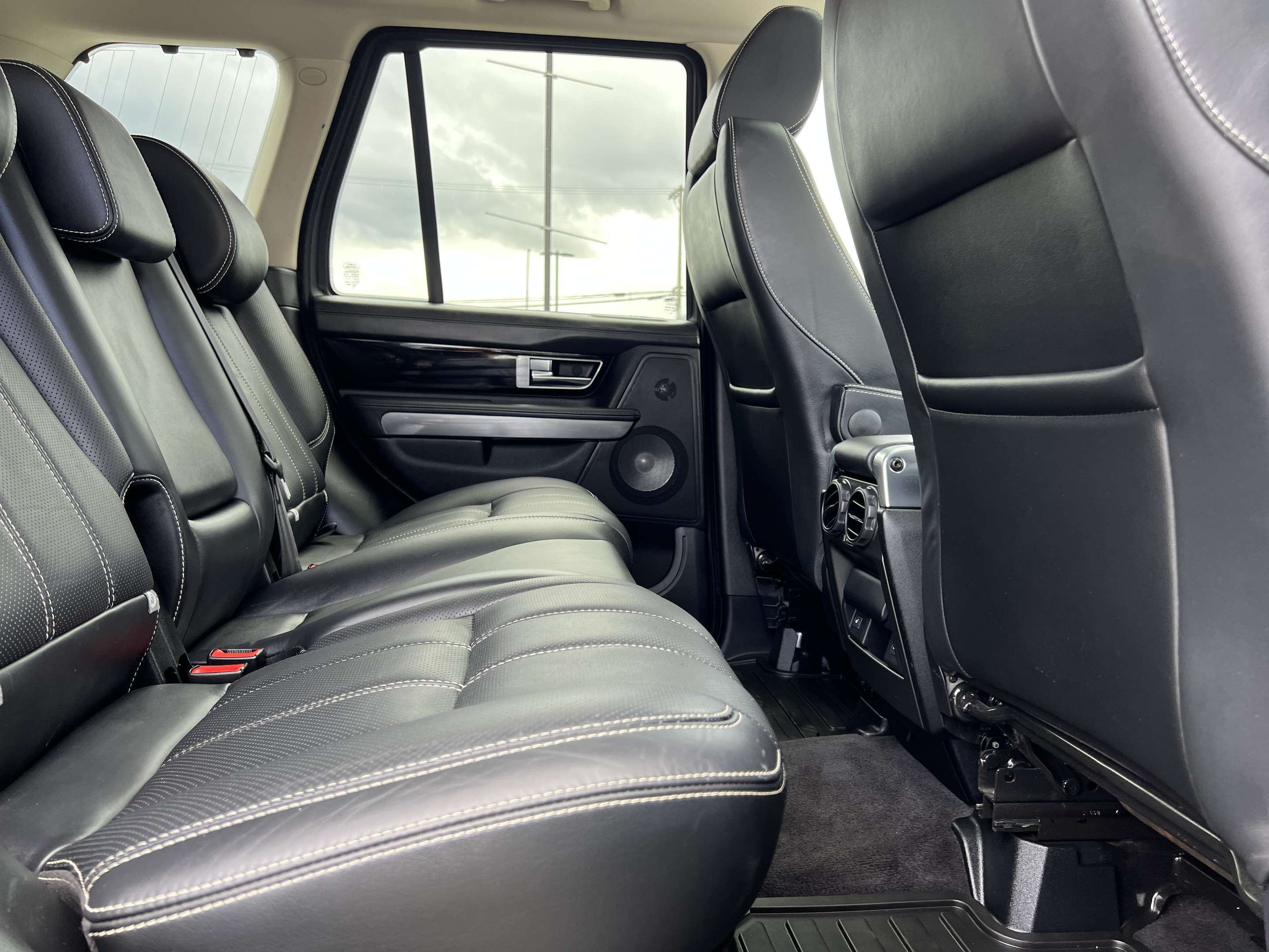2011 Land Rover Range Rover Sport SC | Moonroof | Navigation | Dual Climate Control 5.0L 8 cyl thumb 24