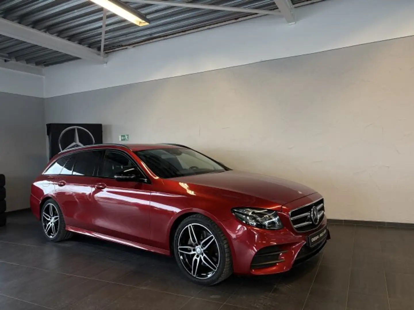 Mercedes-Benz E 220 E 220 d T-Modell AMG Line Exterieur/COMAND APS Rot - 1