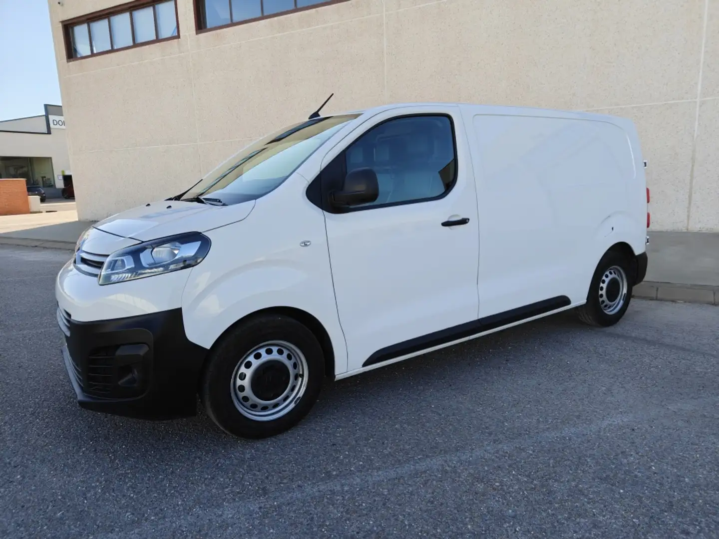 Citroen Jumpy DCb. Abatible BlueHDI Talla M Confort 115 Blanco - 1