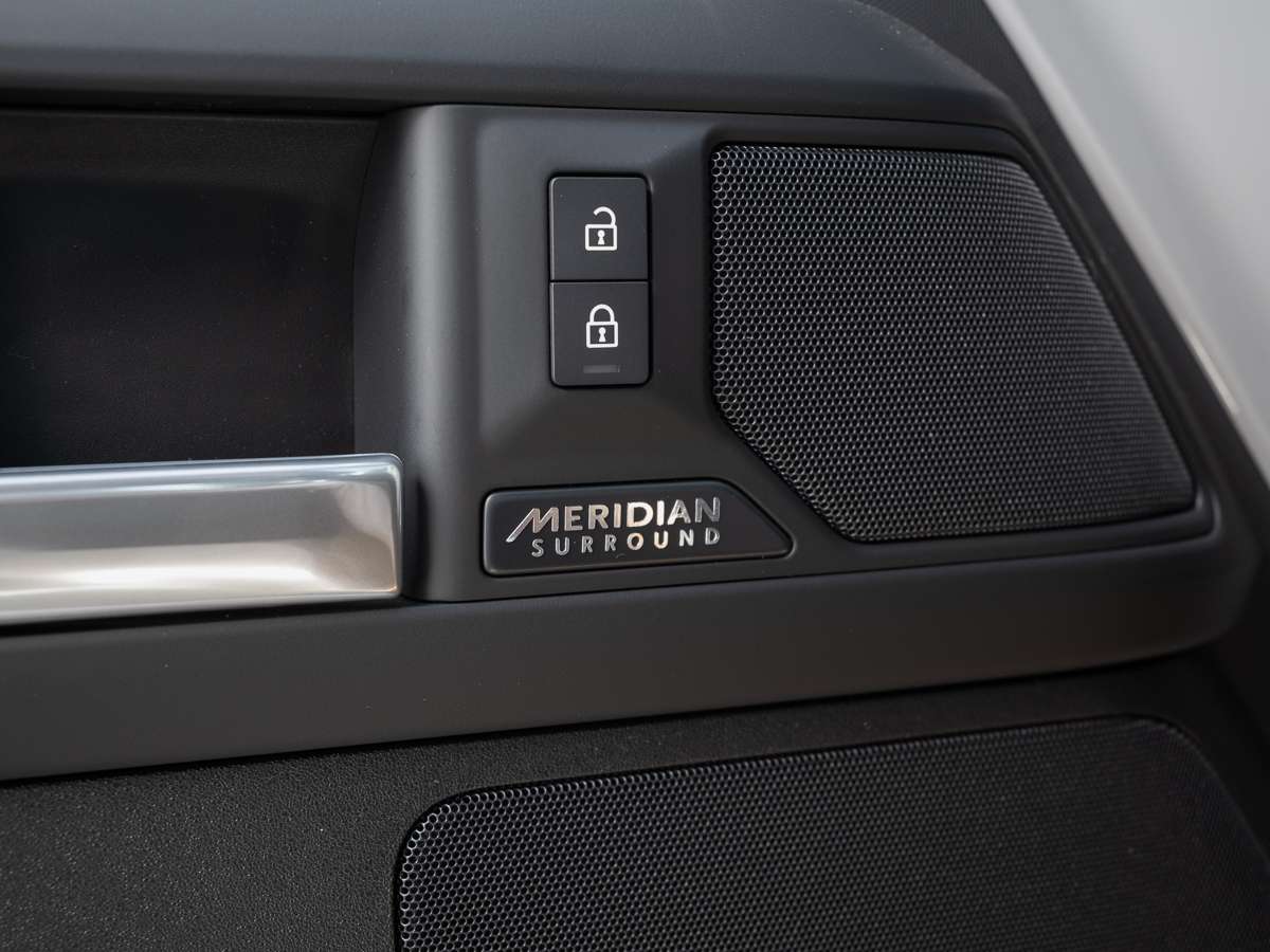 2026 Land Rover Defender 110 P400 X-DYNAMIC SE thumb 16