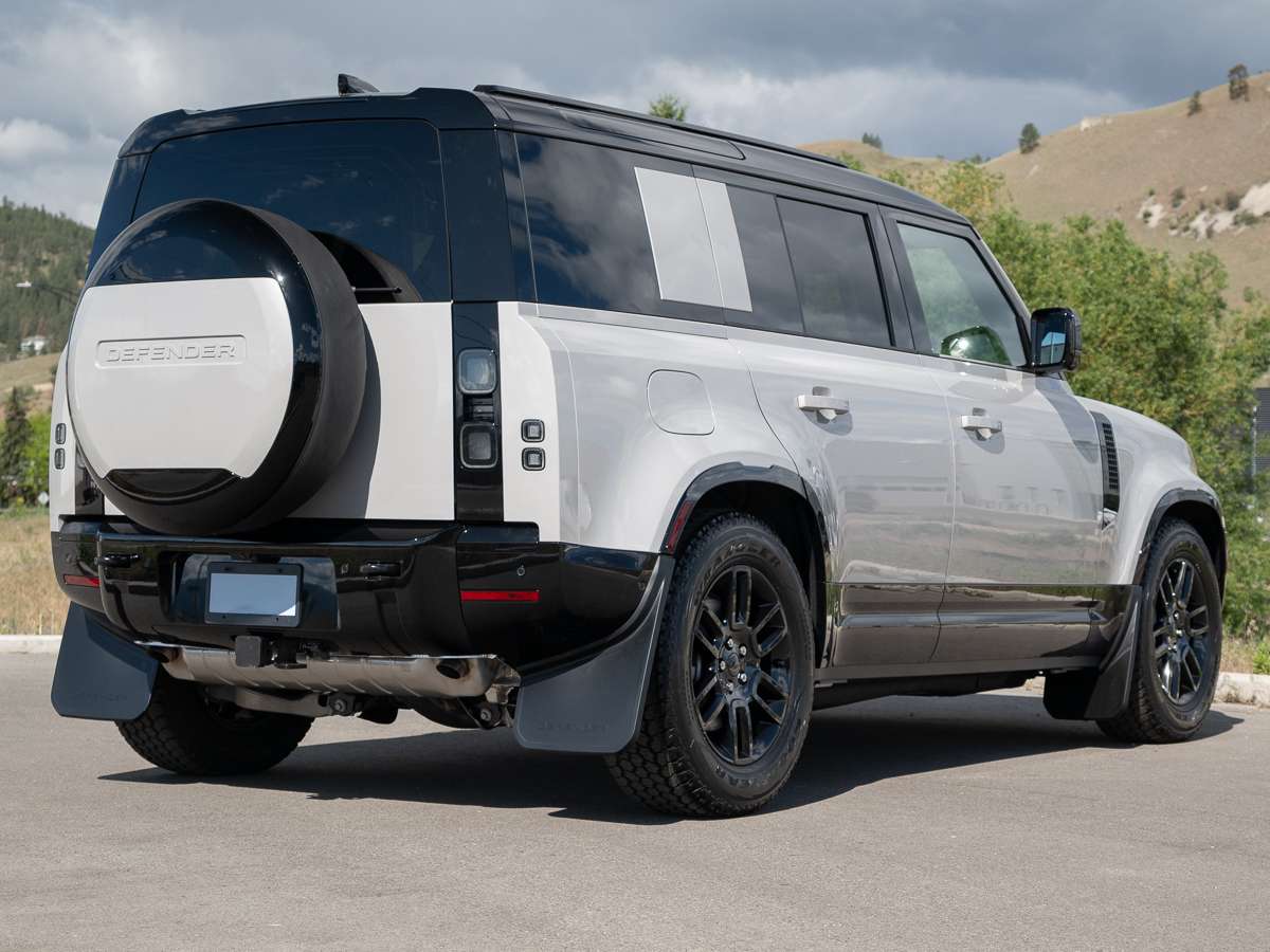 2026 Land Rover Defender 110 P400 X-DYNAMIC SE alt 2