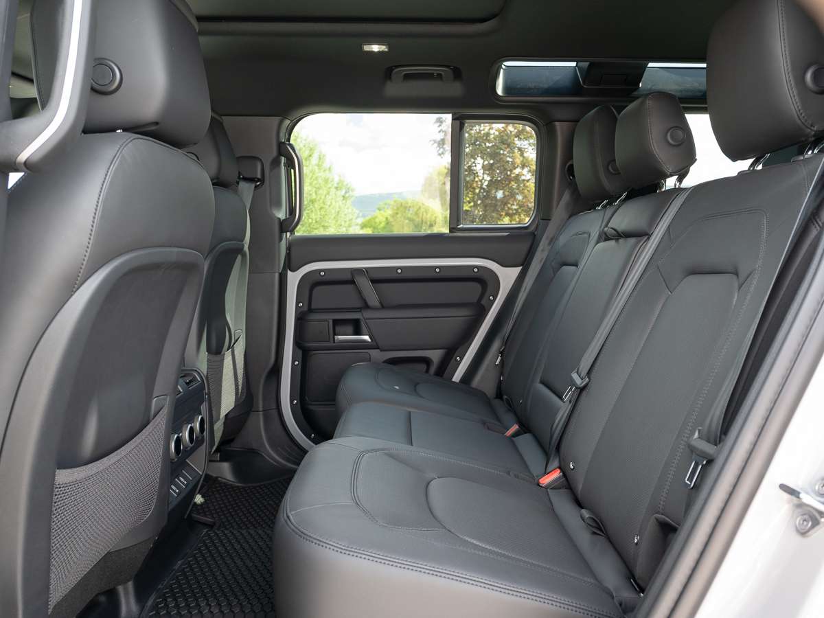 2026 Land Rover Defender 110 P400 X-DYNAMIC SE alt 5