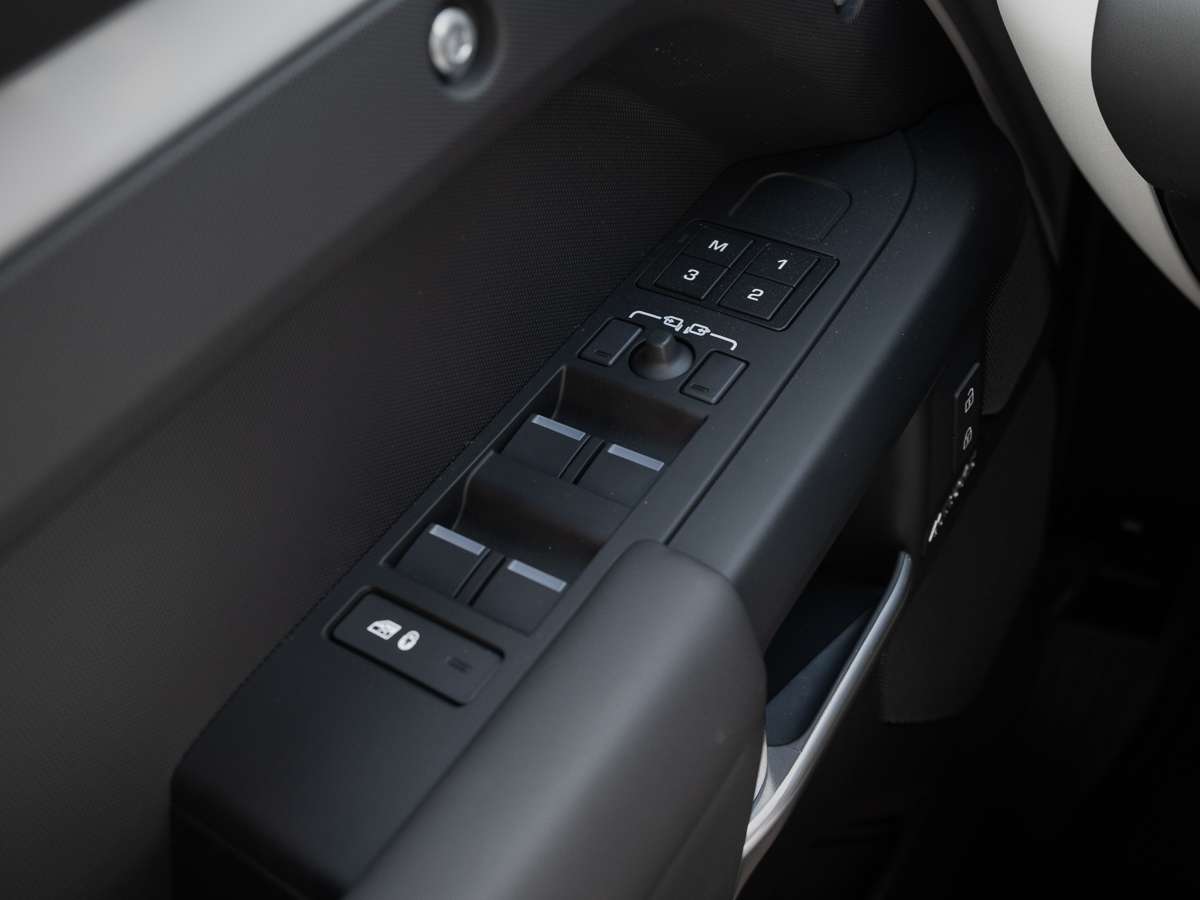 2026 Land Rover Defender 110 P400 X-DYNAMIC SE thumb 15