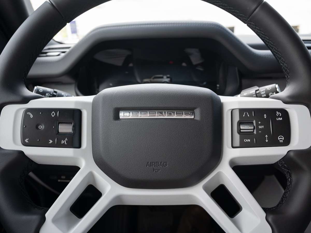 2026 Land Rover Defender 110 P400 X-DYNAMIC SE thumb 10