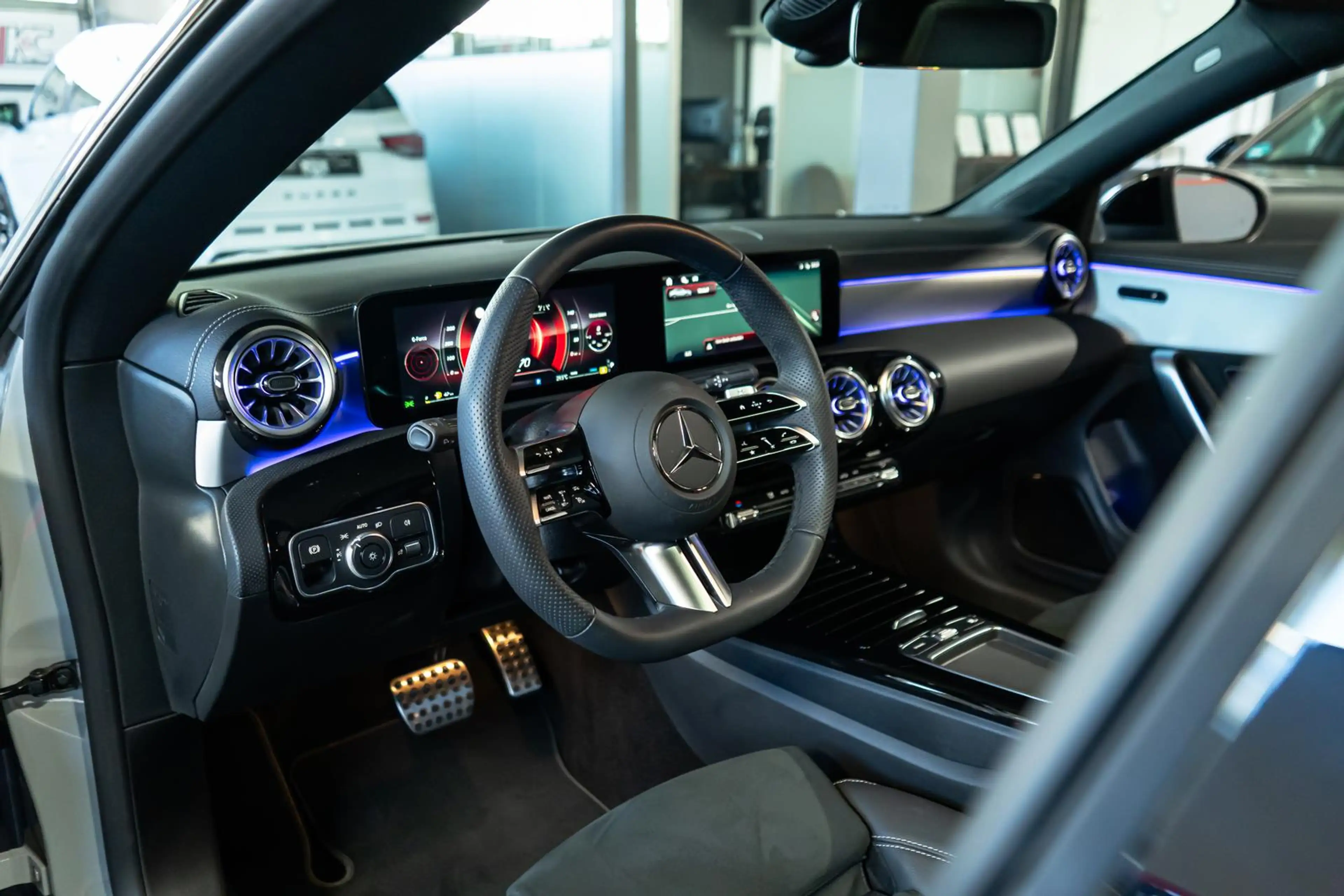 Mercedes-Benz CLA 220 4M Special Edition AMG Line RFK PANO APP — photo 13