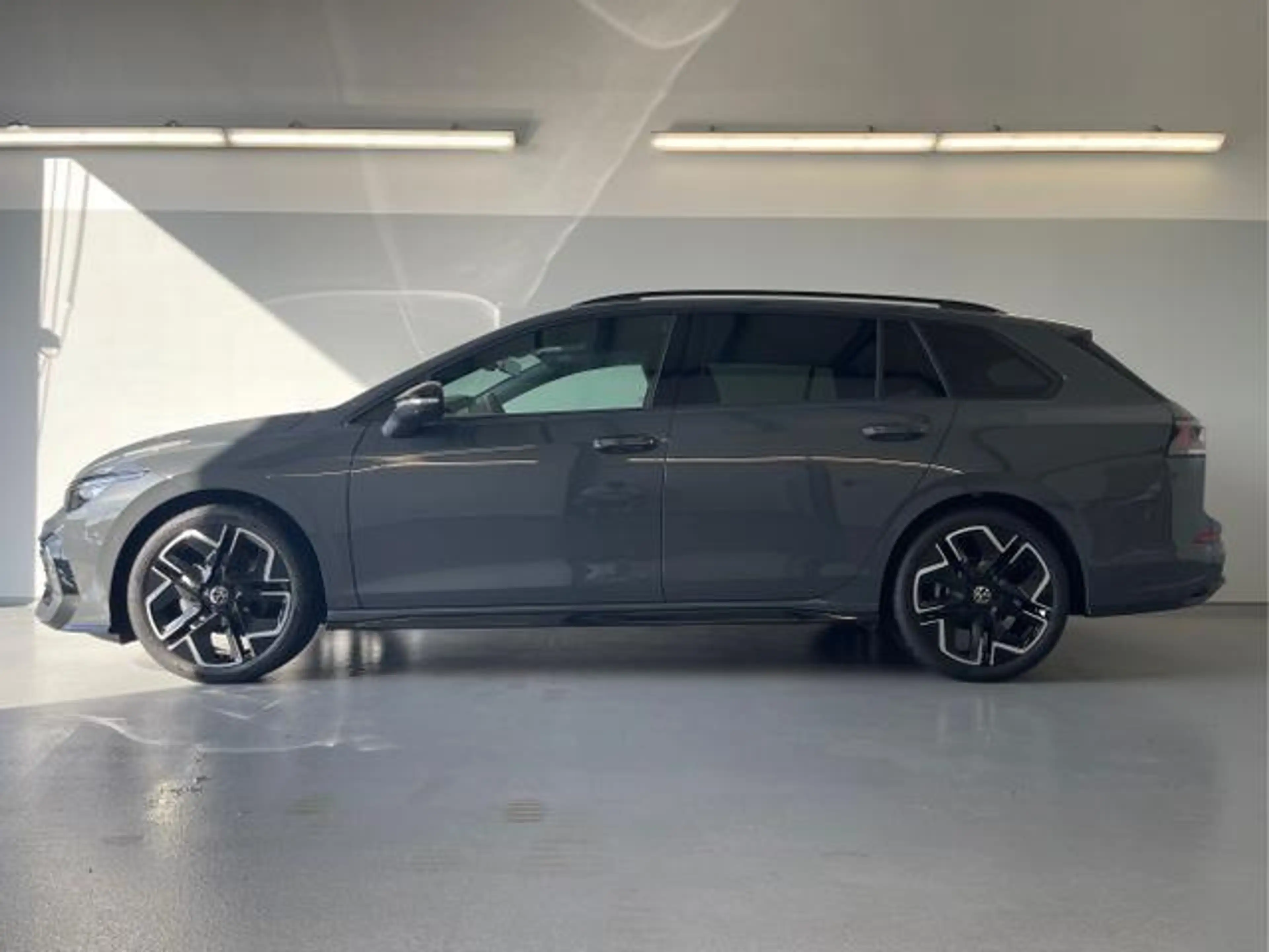 Volkswagen Golf Variant R-Line 150PS TDI DSG AHK+IQ-Light+Navi+Black Style