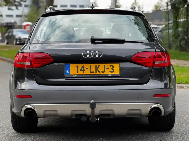 Audi A4 view 4