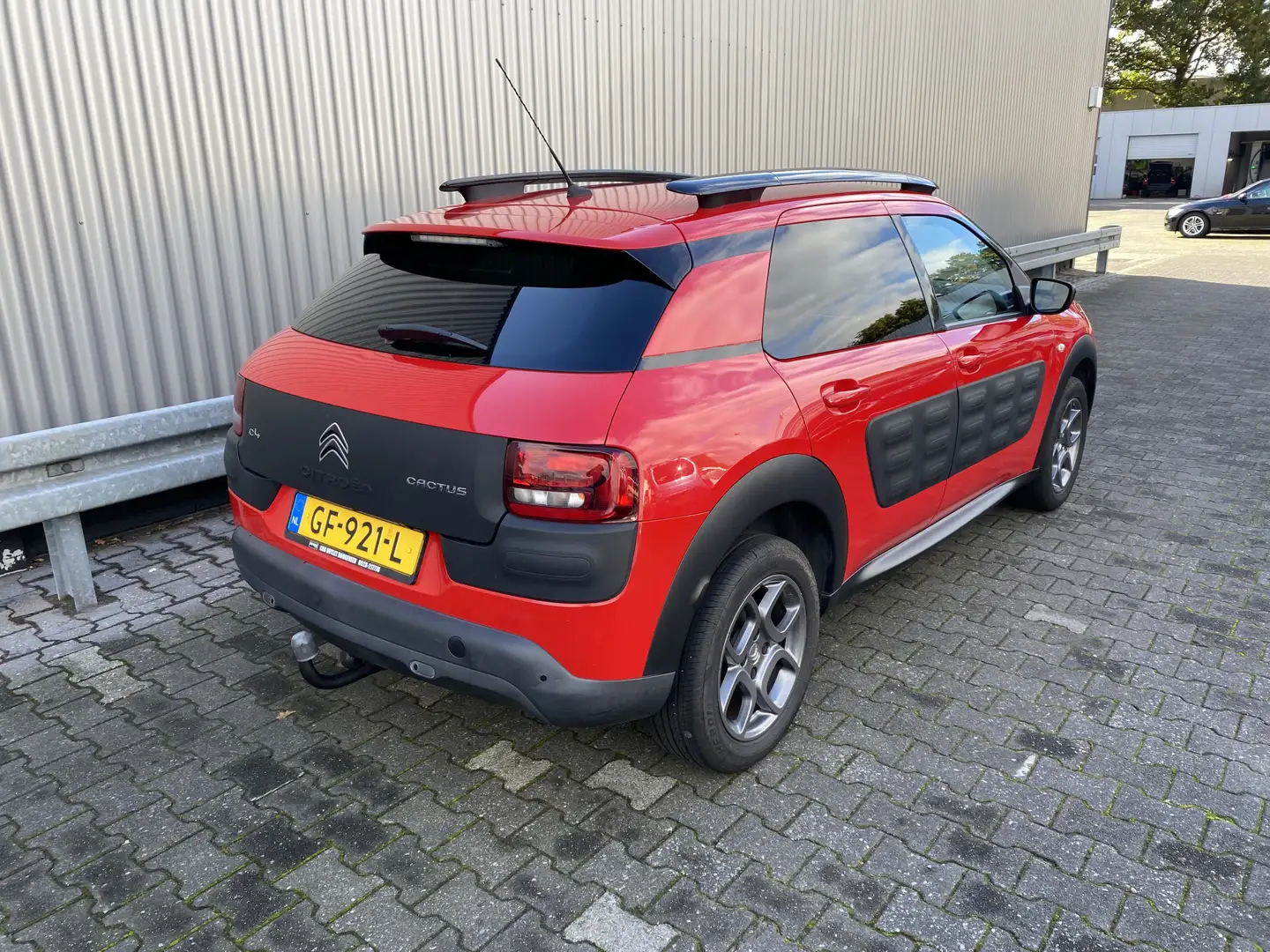 Citroen C4 Cactus 1.2 e-VTi Shine 150Dkm.NAP, AUTOMAAT, Navi, Clima, Rood - 2