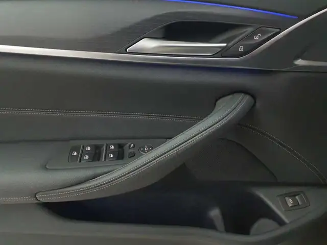 BMW 5 Series view 19