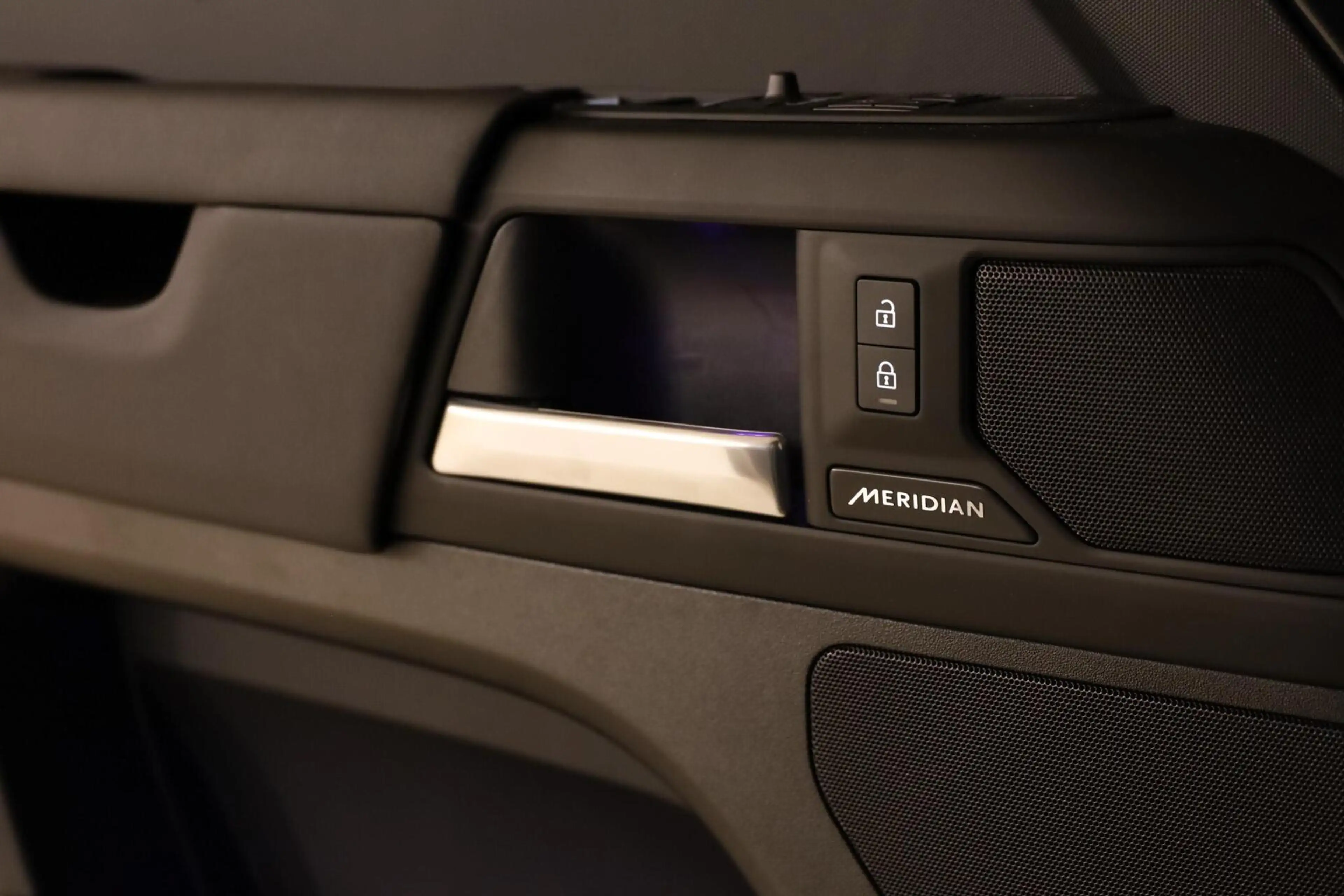 Land Rover Defender 110 P300e X-Dynamic SE|NEW|23''|ACC|360| — photo 14