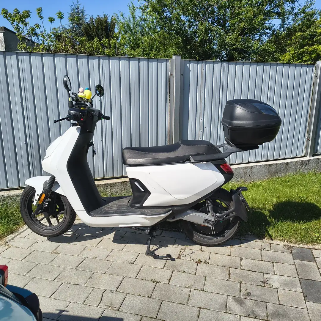 Niu MQi GT 50km/h 2 Akkus 90 km Reichweite Top-Case Alb - 2