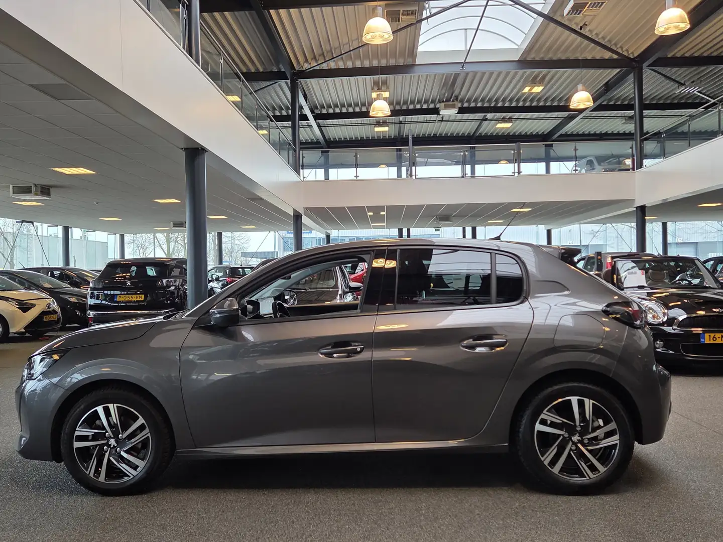 Peugeot 208 1.2 PureTech Blue Lease Allure / Carplay / DAB+ / Grau - 2