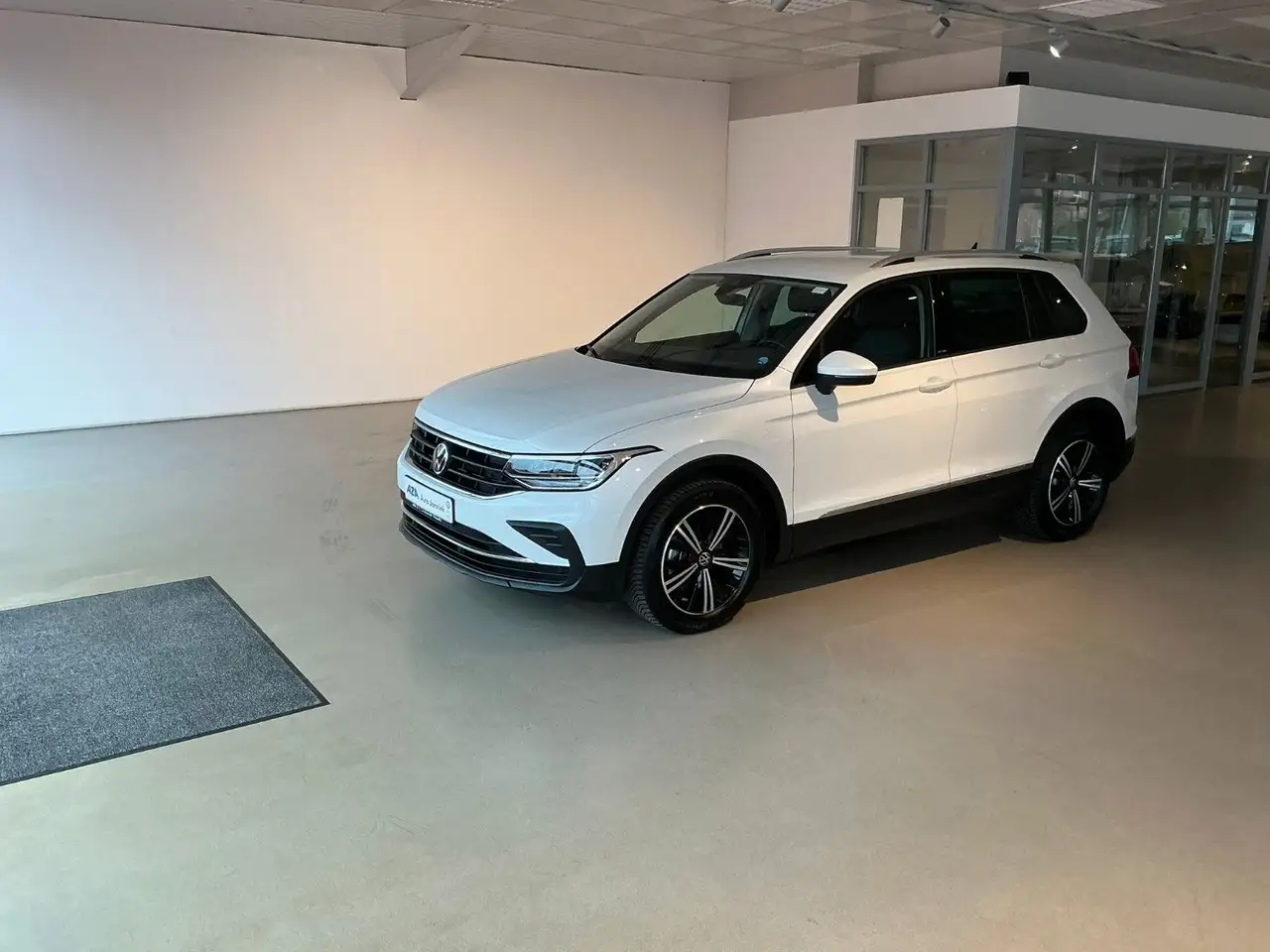 Volkswagen Tiguan Active 1,5 TSI DSG *AHK*Navi*18" Nizza* — миниатюра 1