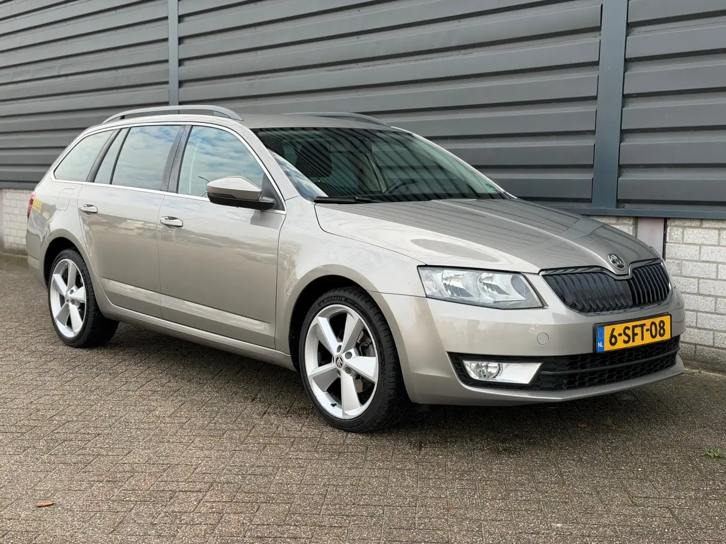 Skoda Octavia Combi 1.6 TDI Ambition Businessline DSG NAVI NAP!! Beige - 2