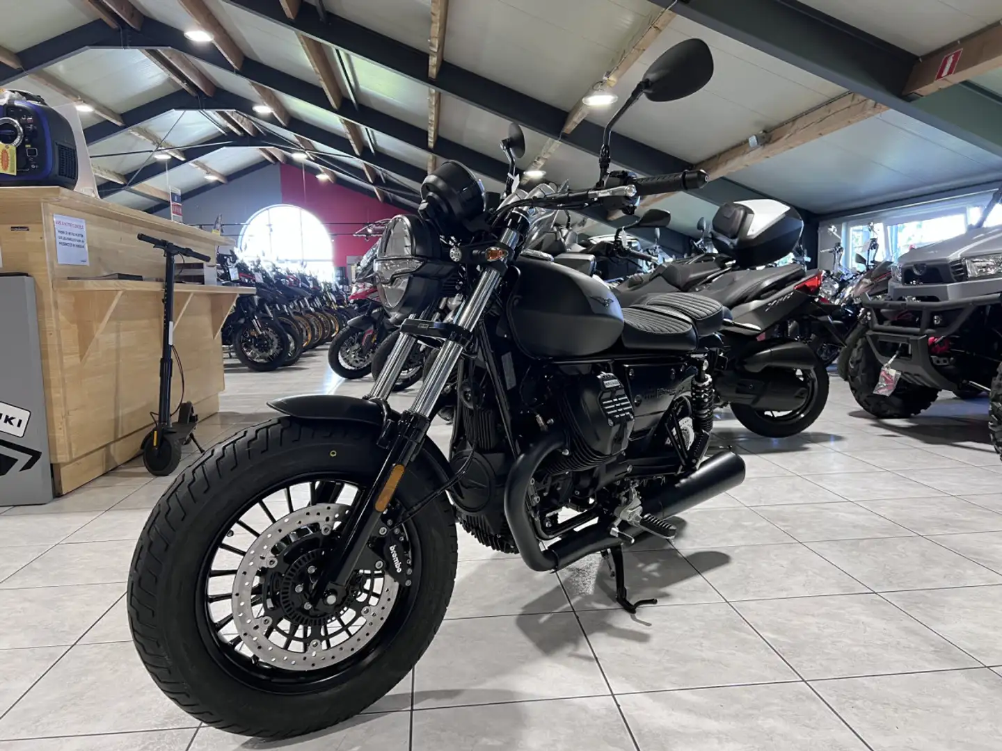 Moto Guzzi V 9 Bobber Noir - 2