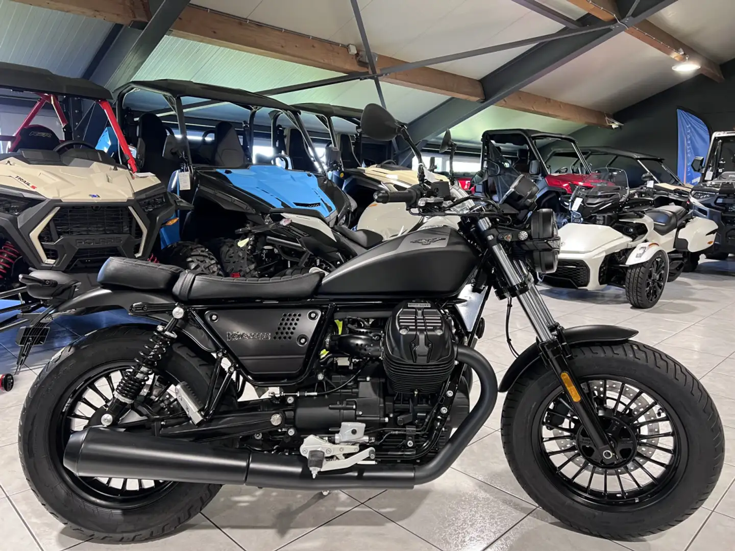 Moto Guzzi V 9 Bobber Noir - 1