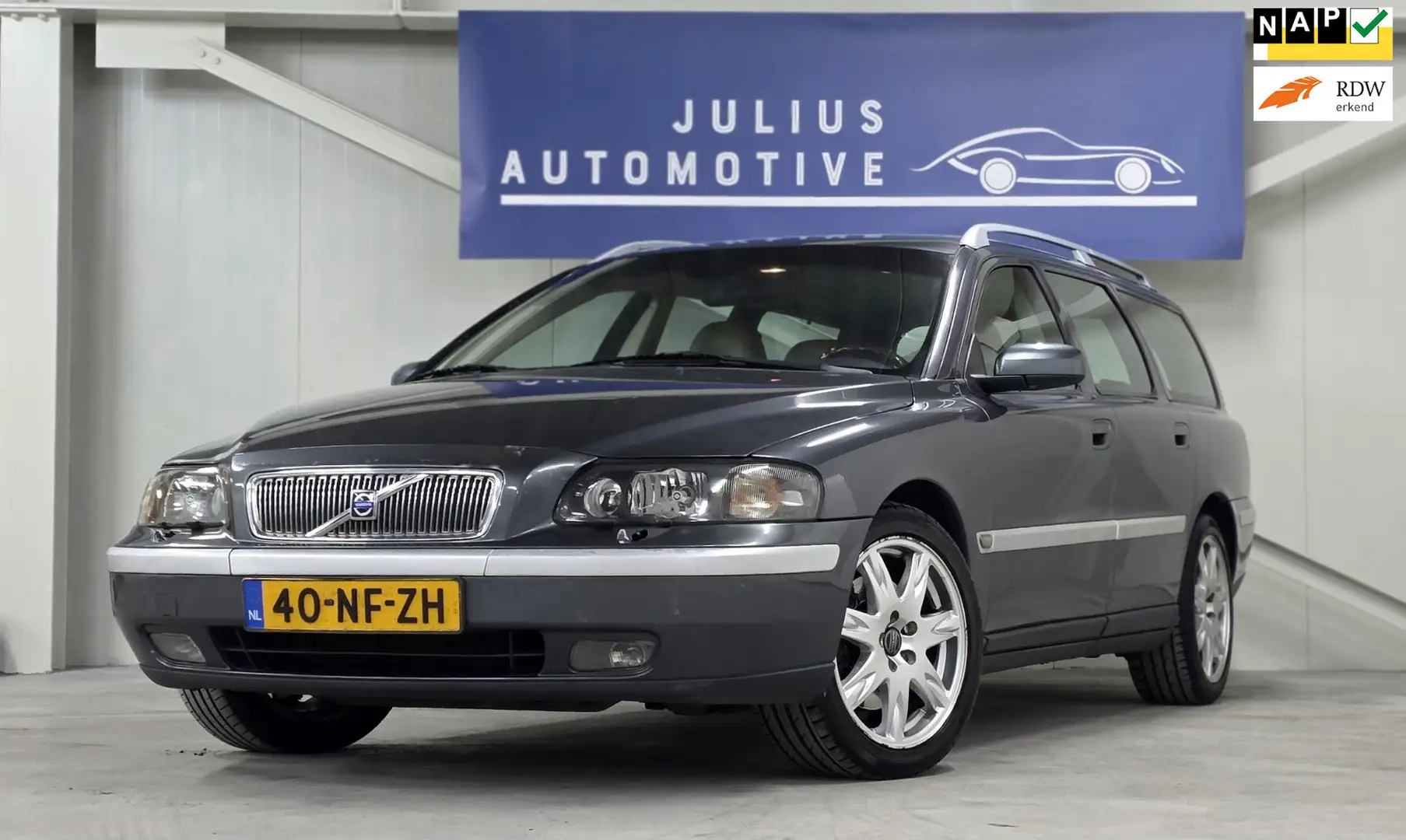 Volvo V70 2.5 T Comfort Line Trekhaak Garantie Leer Nieuwe A Grijs - 1