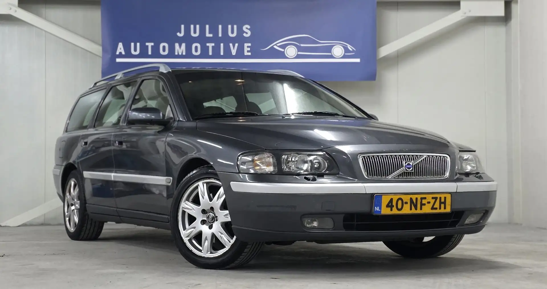 Volvo V70 2.5 T Comfort Line Trekhaak Garantie Leer Nieuwe A Grijs - 2