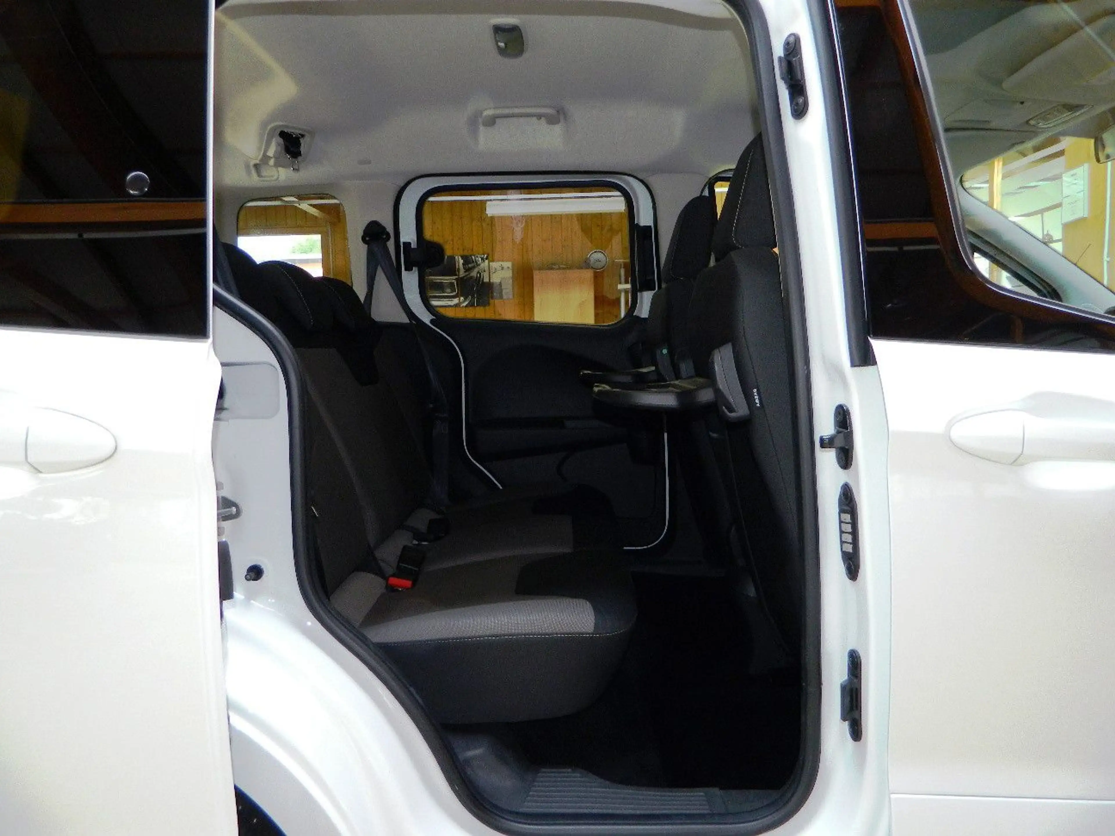 Ford Tourneo Courier 1.0 EcoBoost Trend/Sync3/PDC/SHZ — photo 13