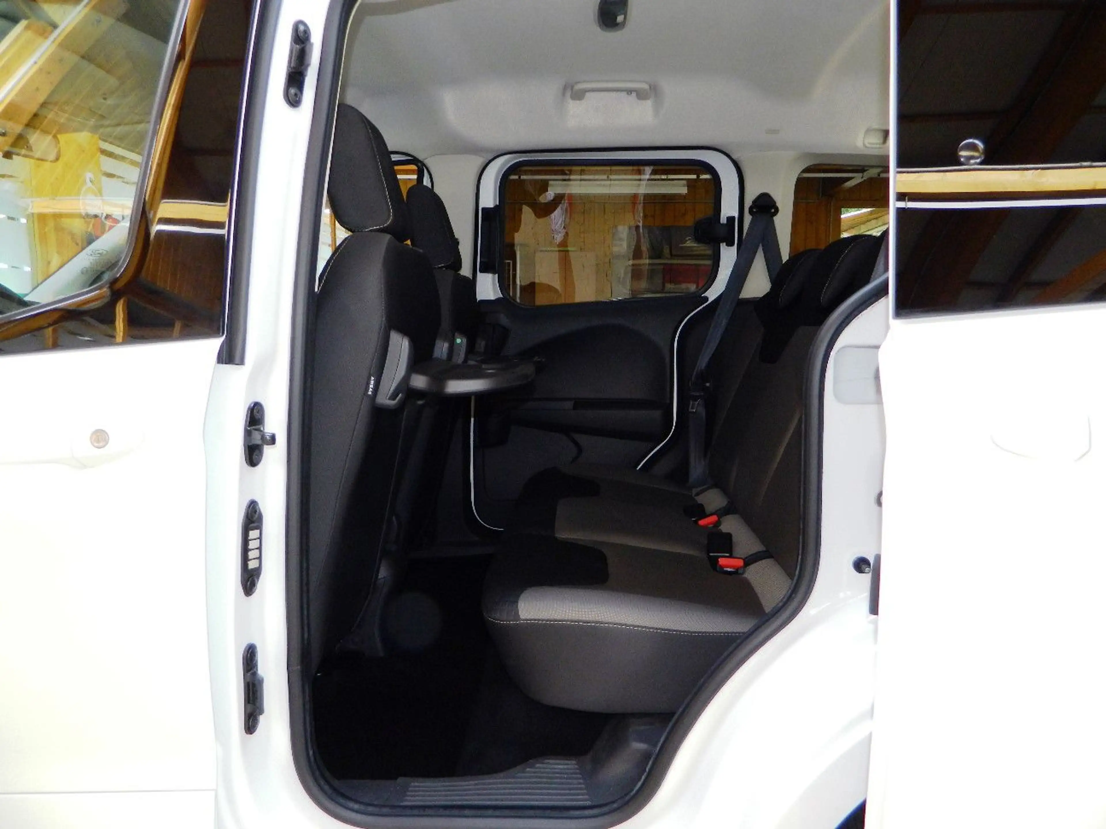 Ford Tourneo Courier 1.0 EcoBoost Trend/Sync3/PDC/SHZ — photo 12