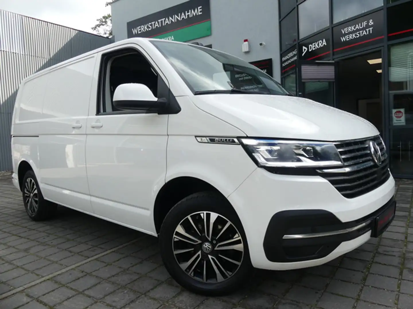 Volkswagen T6.1 Transporter 2.0 TDI AUTOM/ NAVI/KAM/LED/AHK Blanco - 1