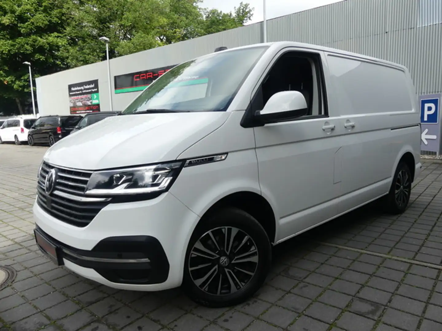 Volkswagen T6.1 Transporter 2.0 TDI AUTOM/ NAVI/KAM/LED/AHK White - 2