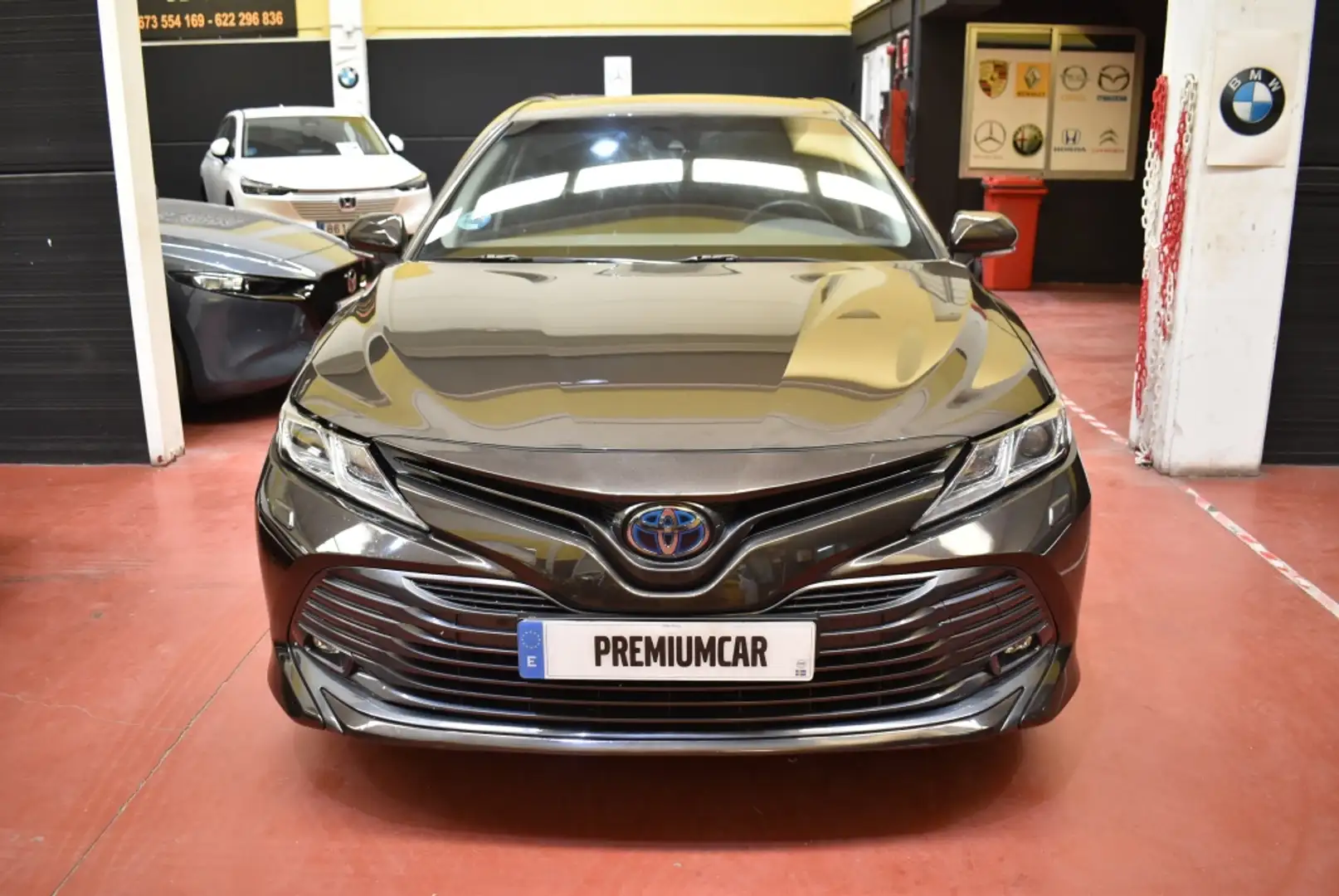 Toyota Camry Híbrido Business Aut. Gris - 2