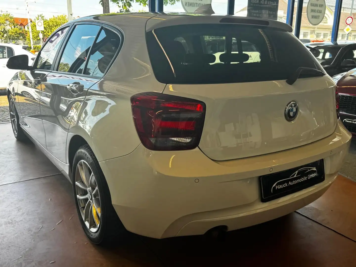 BMW 114 1 Lim. 5-trg. 114 i/SHZ/ECO PRO/MFL Белый - 2