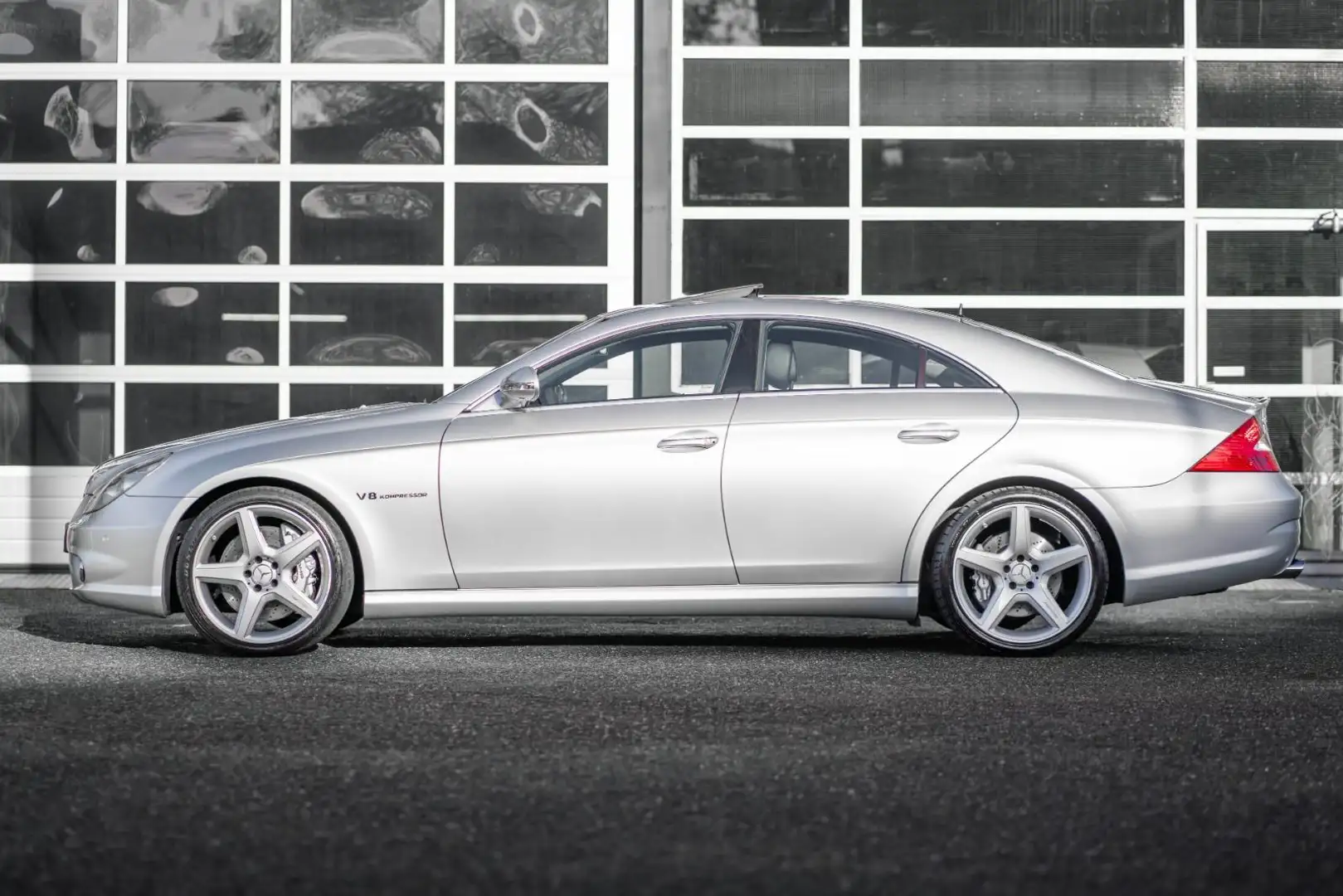Mercedes-Benz CLS 55 AMG Mercedes-Benz CLS 55 AMG | 2006 | 84.400 km | Full Option | Klasse 2, vervangingswaarde €35.000 Plateado - 2