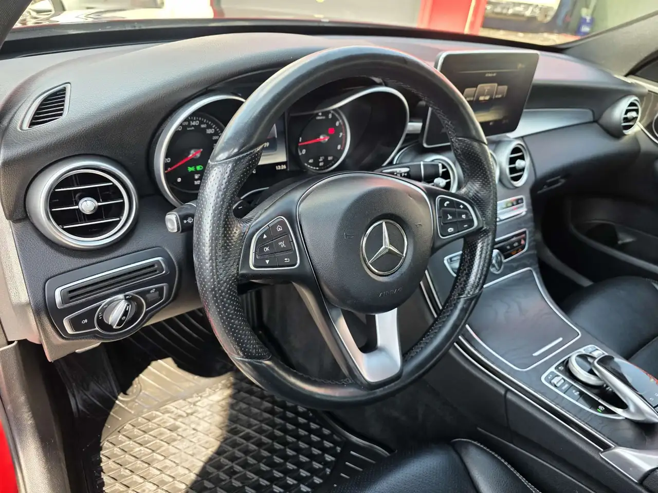 Mercedes-Benz C-Class снимка Mercedes-Benz C-Class