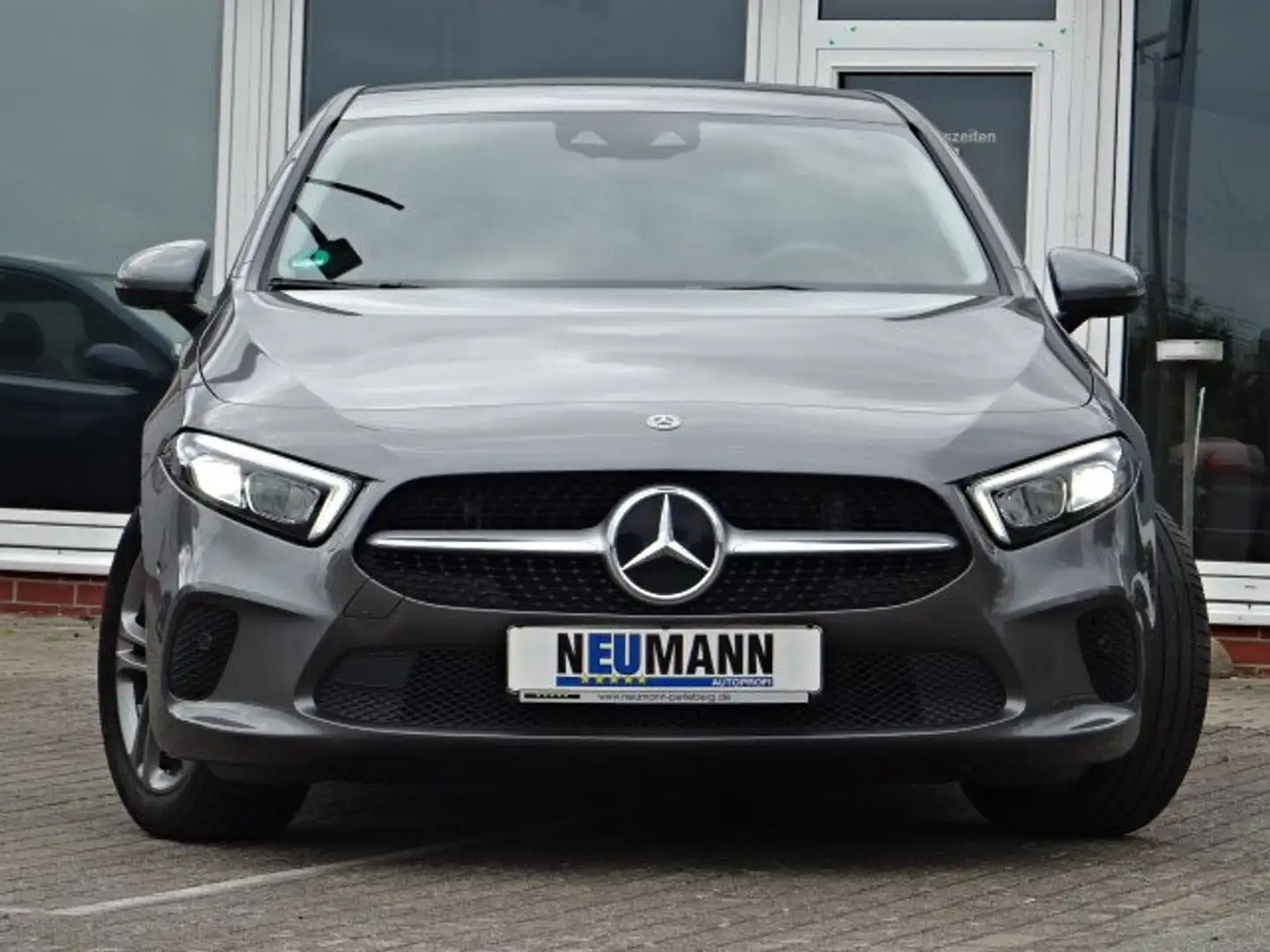 Mercedes-Benz A 180 7G-DCT Progressive Grau - 2