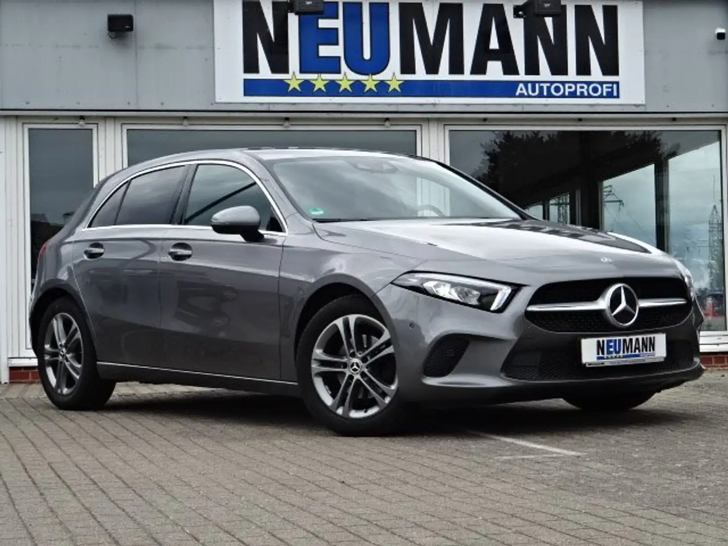Mercedes-Benz A 180 7G-DCT Progressive Grau - 1