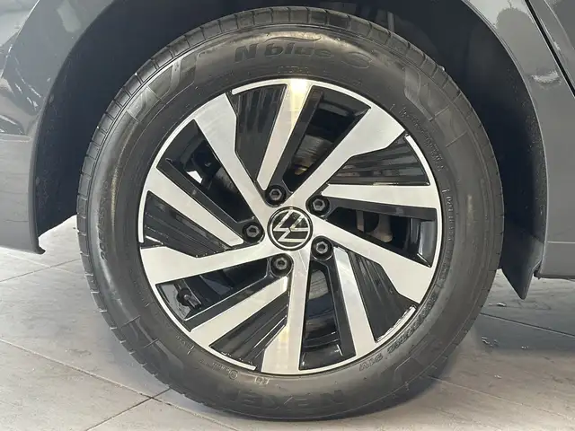 Volkswagen Golf view 3