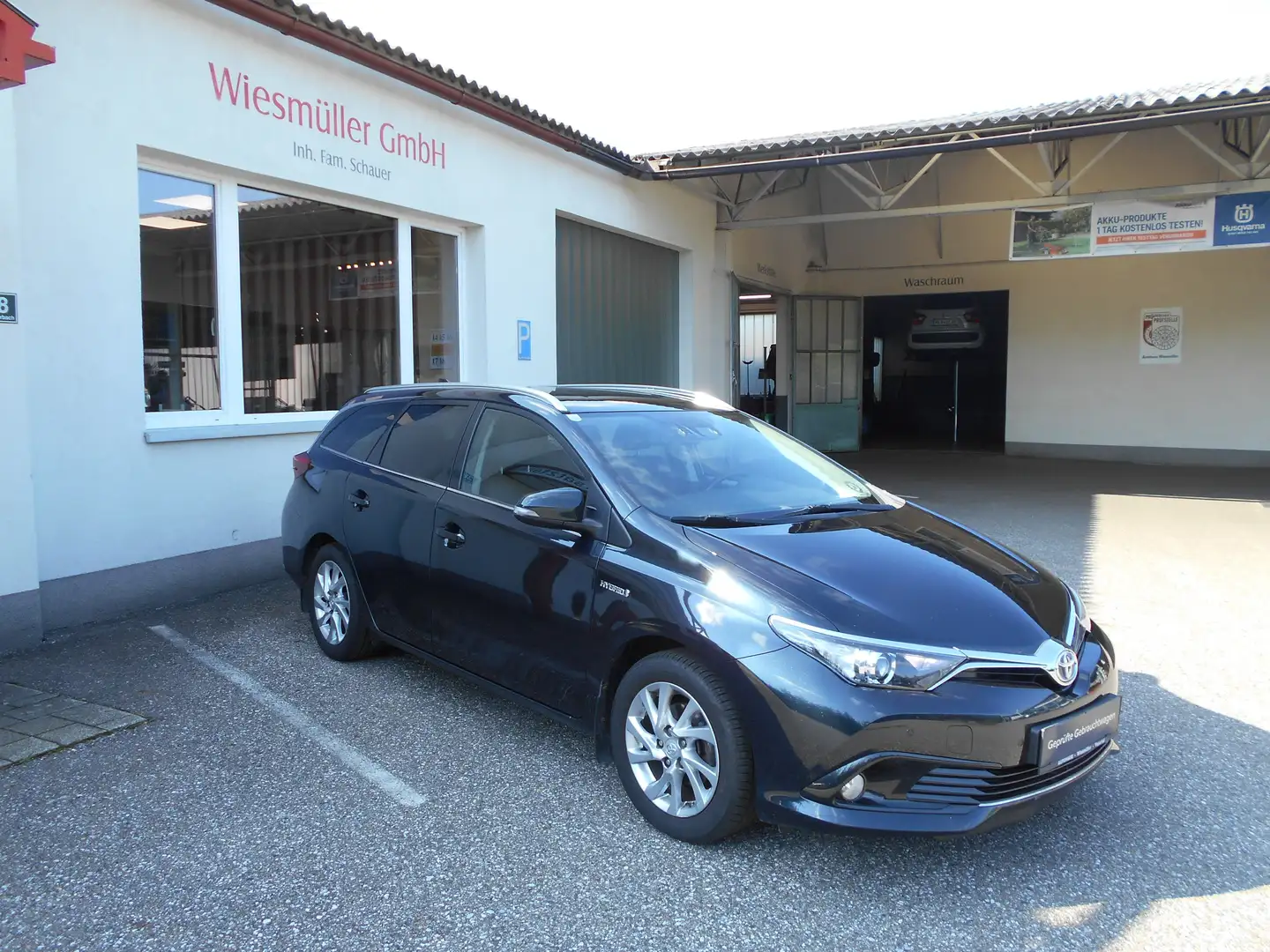 Toyota Auris TS 1,8 VVT-i Hybrid Grau - 1
