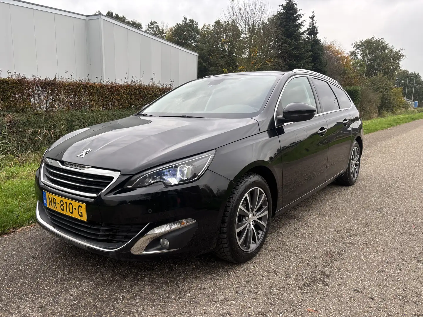Peugeot 308 SW 1.2 PureTech Blue Lease Premium / NAVI / LED / Schwarz - 1