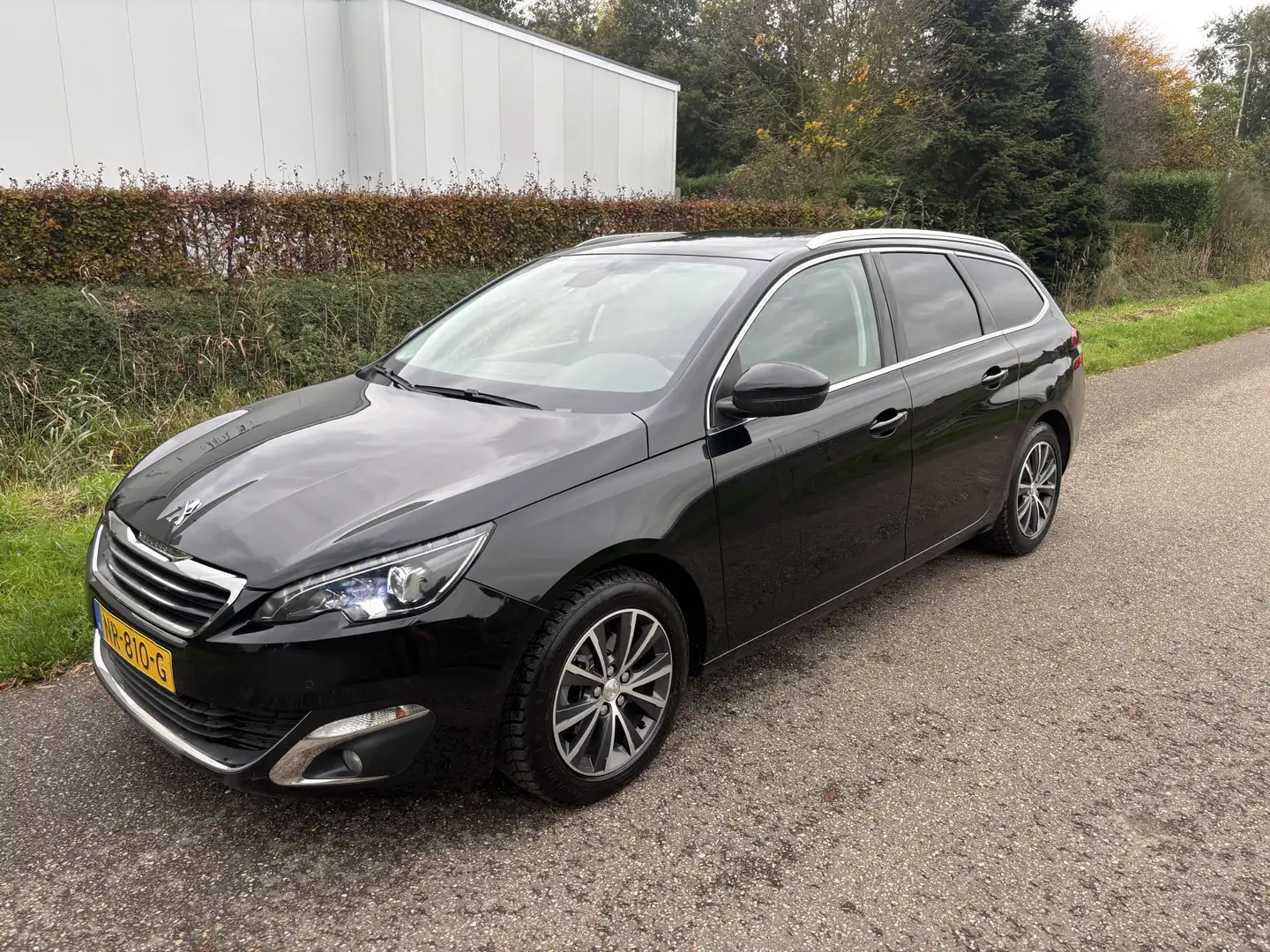 Peugeot 308 SW 1.2 PureTech Blue Lease Premium / NAVI / LED / Schwarz - 2